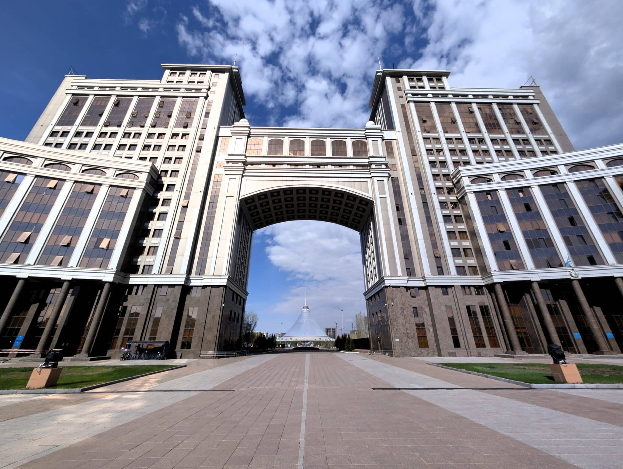 L'eidificio della KazMunayGaz che apre il Nurzhol Bulvar L'eidificio della KazMunayGaz che apre il Nurzhol Bulvar