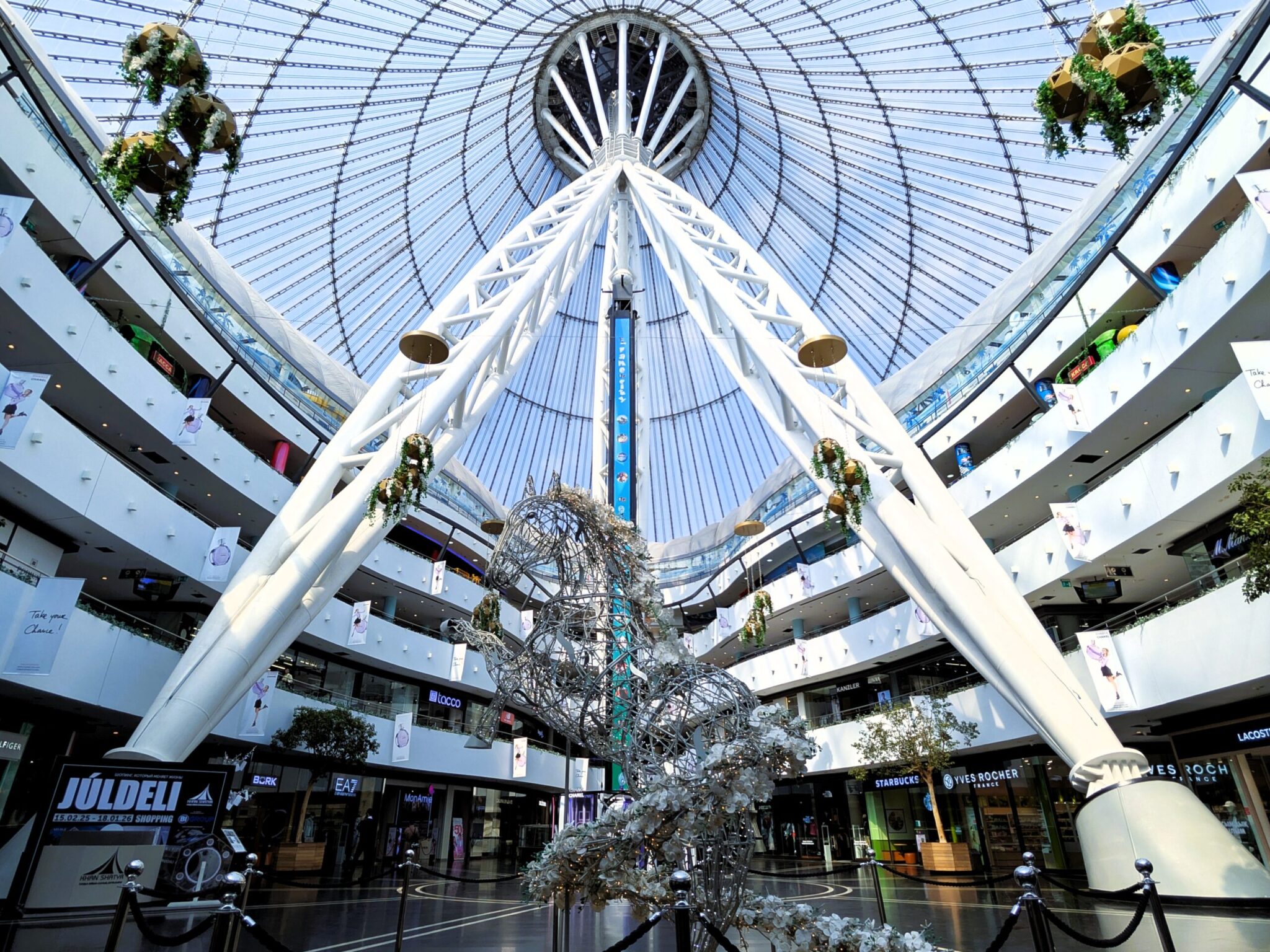 L'interno del centro commerciale L'interno del centro commerciale