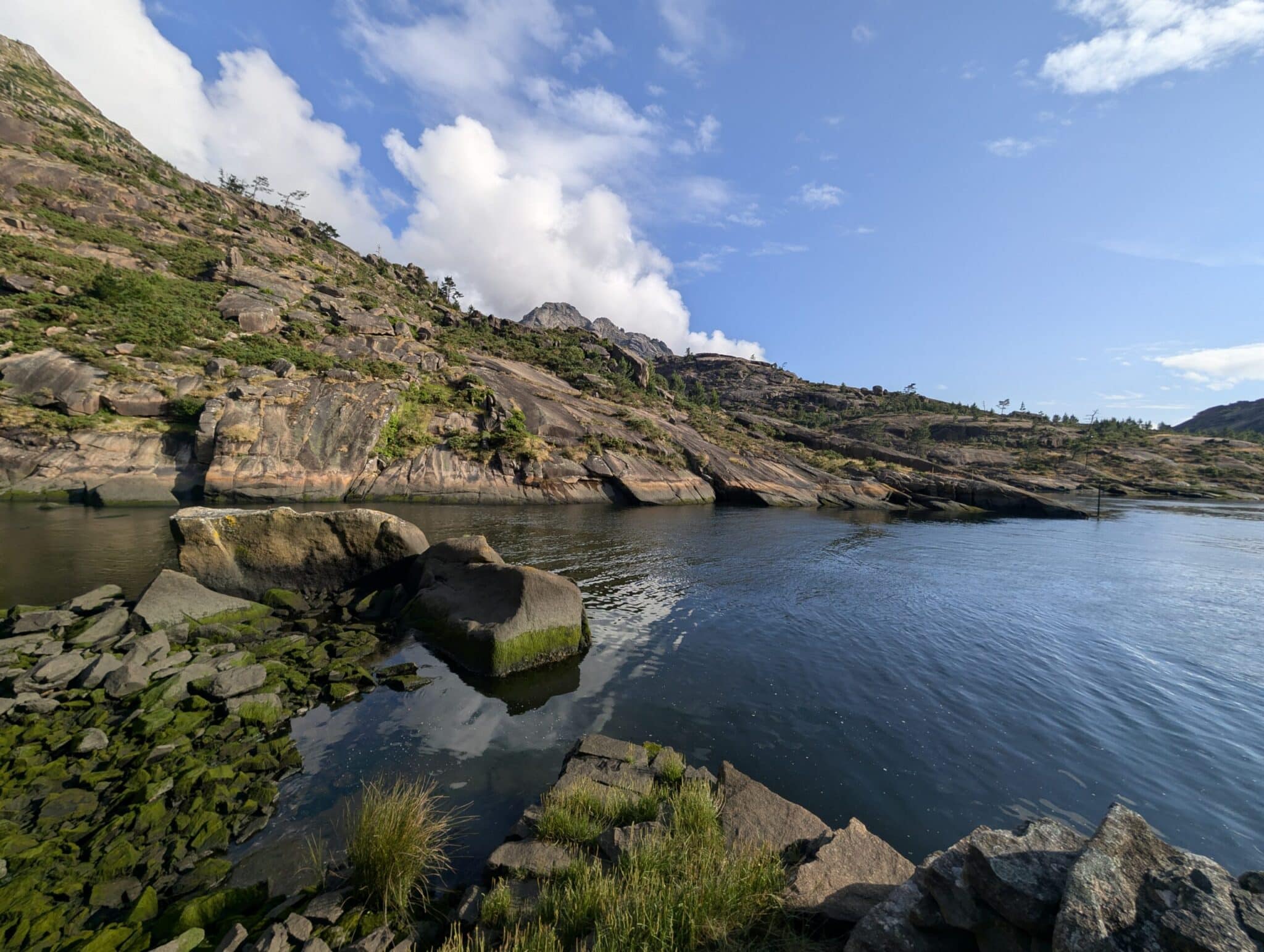 Lo specchio d'acqua intorno alle cascate di Ezaro Lo specchio d'acqua intorno alle cascate di Ezaro