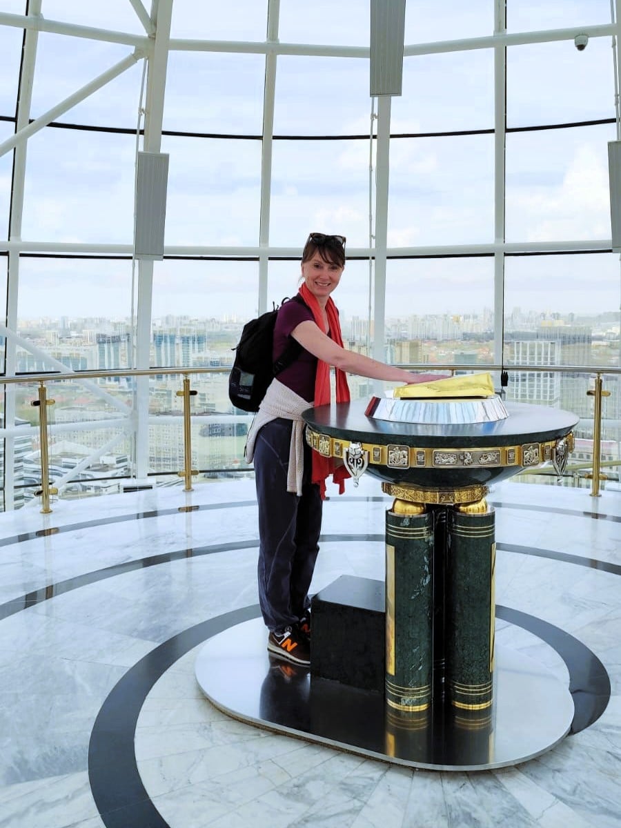 Sul'impronta della mano del primo presidente kazako Sul'impronta della mano del primo presidente kazako