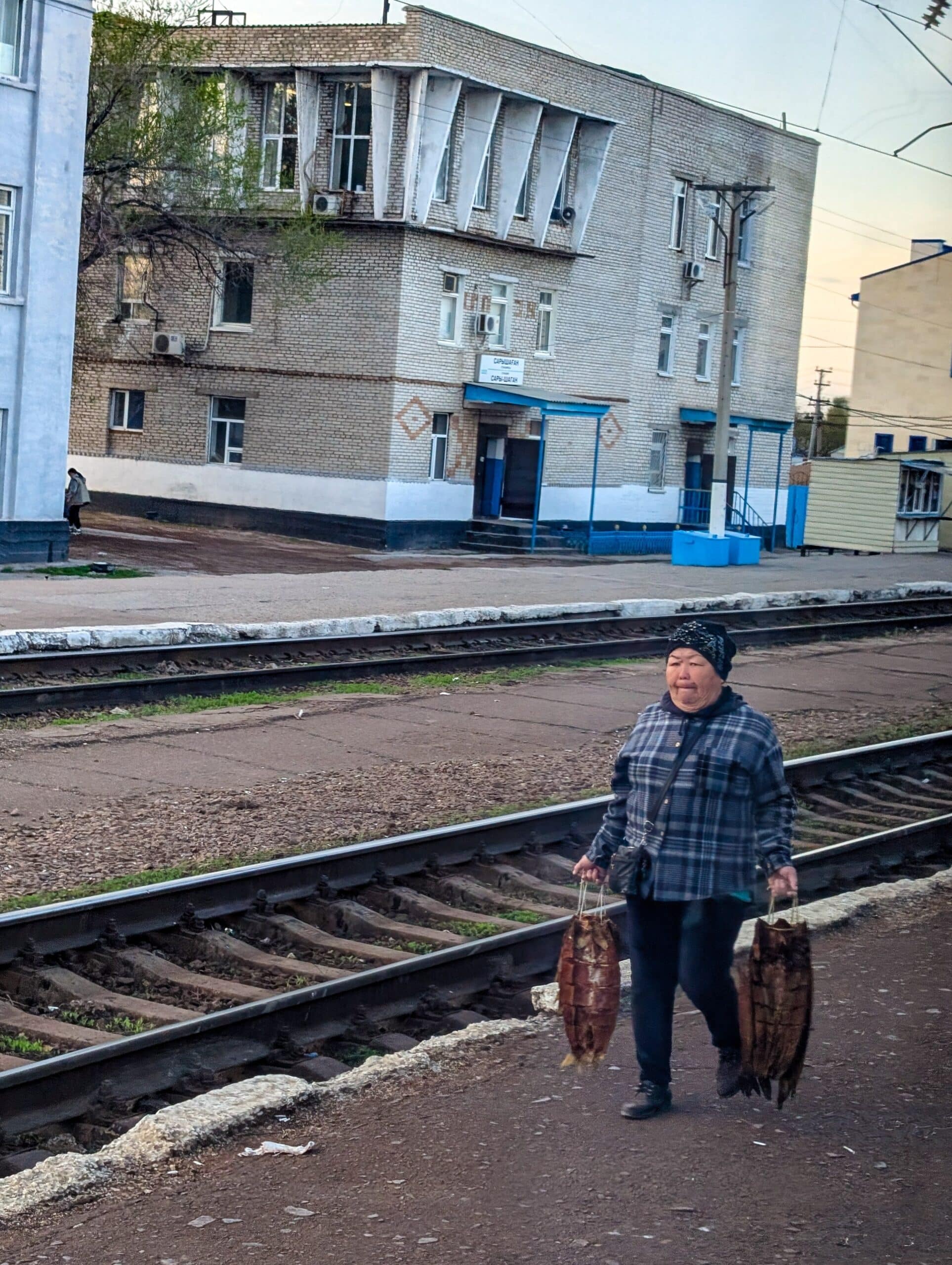 Una stazione ferroviaria in mezzo alla steppa Una stazione ferroviaria in mezzo alla steppa