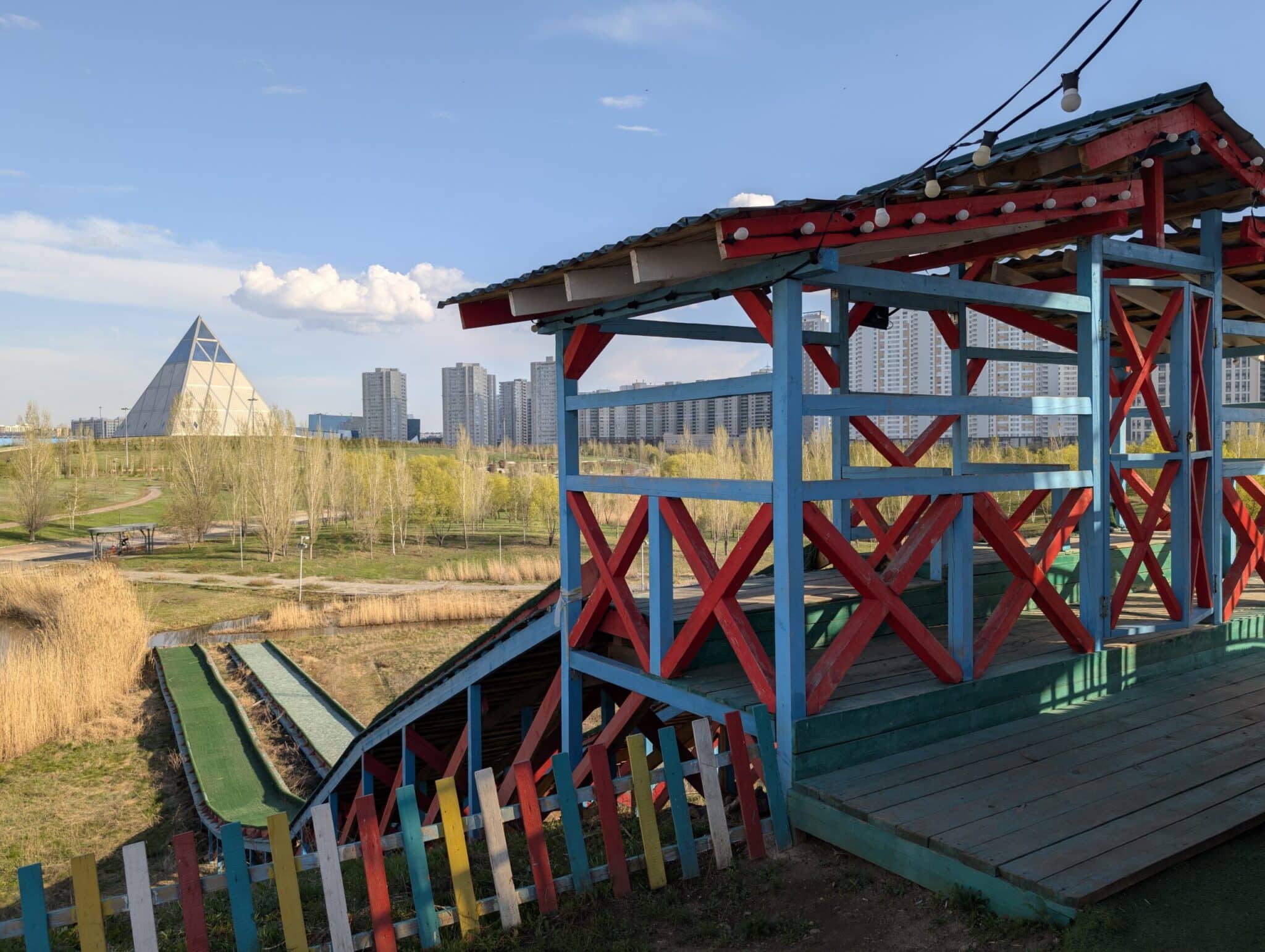 Uno dei grandi scivoli del parco giochi Uno dei grandi scivoli del parco giochi