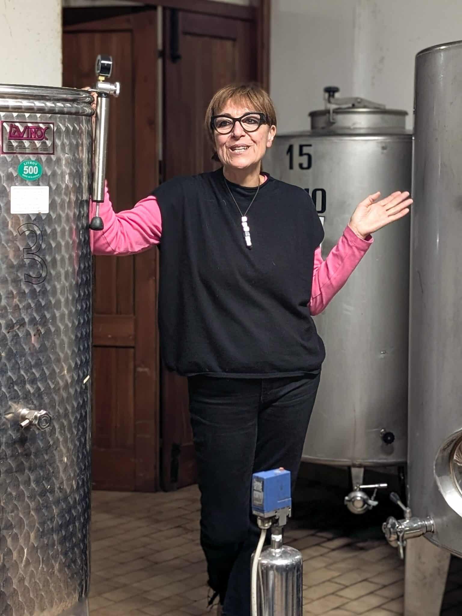 Anna accompagna a vistare la cantina di famiglia Anna accompagna a vistare la cantina di famiglia