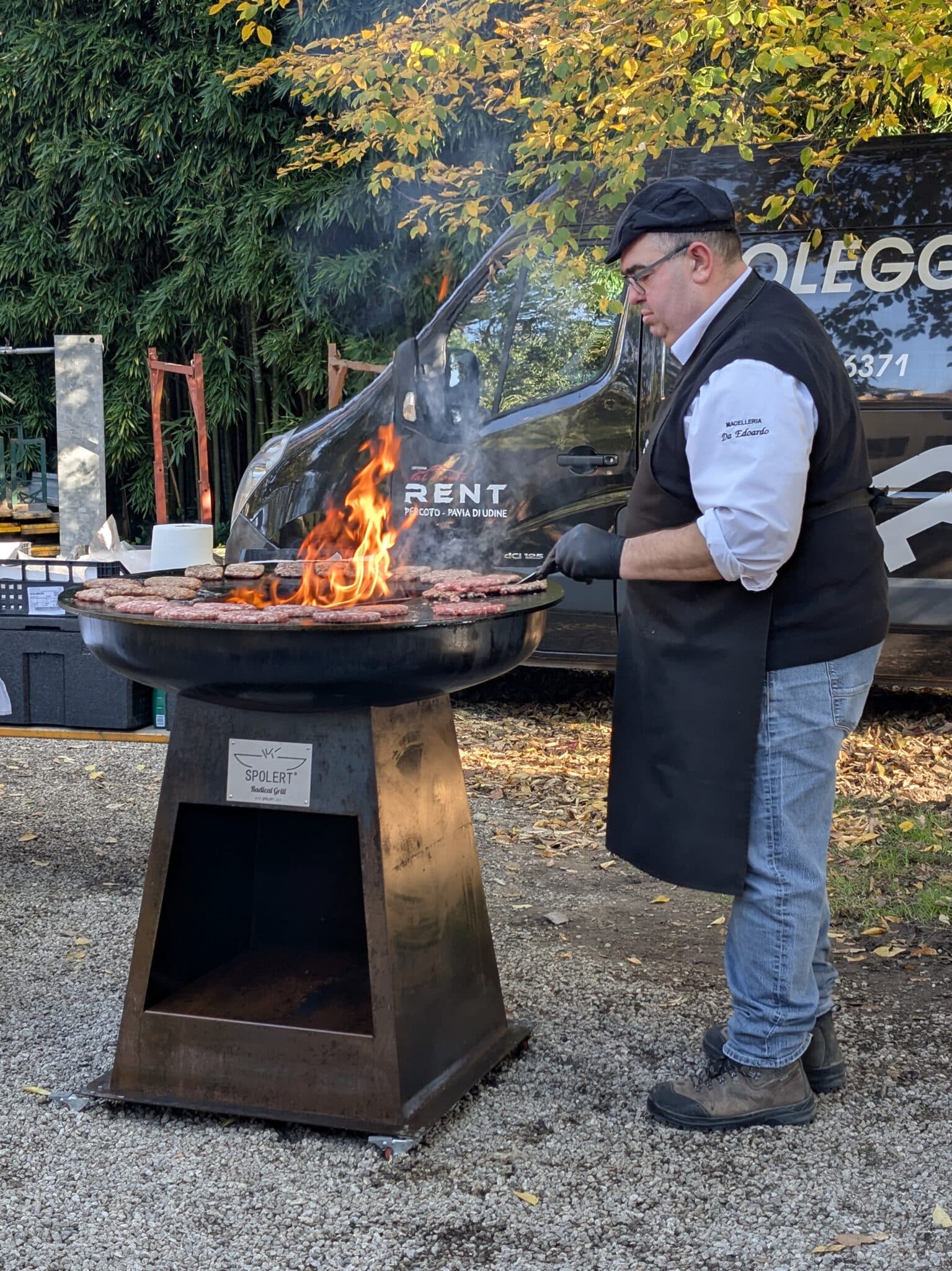 Edoardo cucina gli hamburger Edoardo cucina gli hamburger