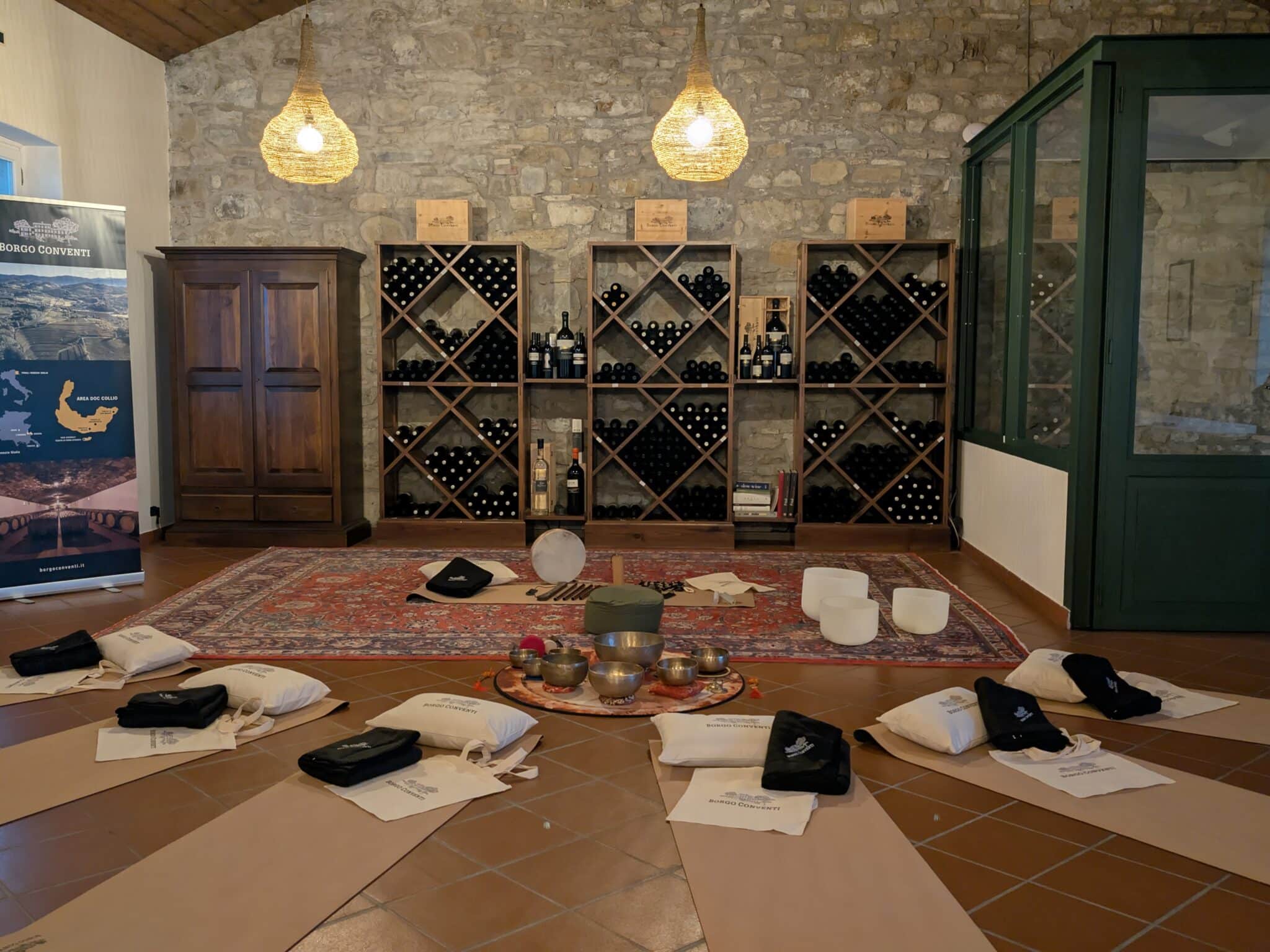 La saletta pronta per il bagno di suoni La saletta pronta per il bagno di suoni