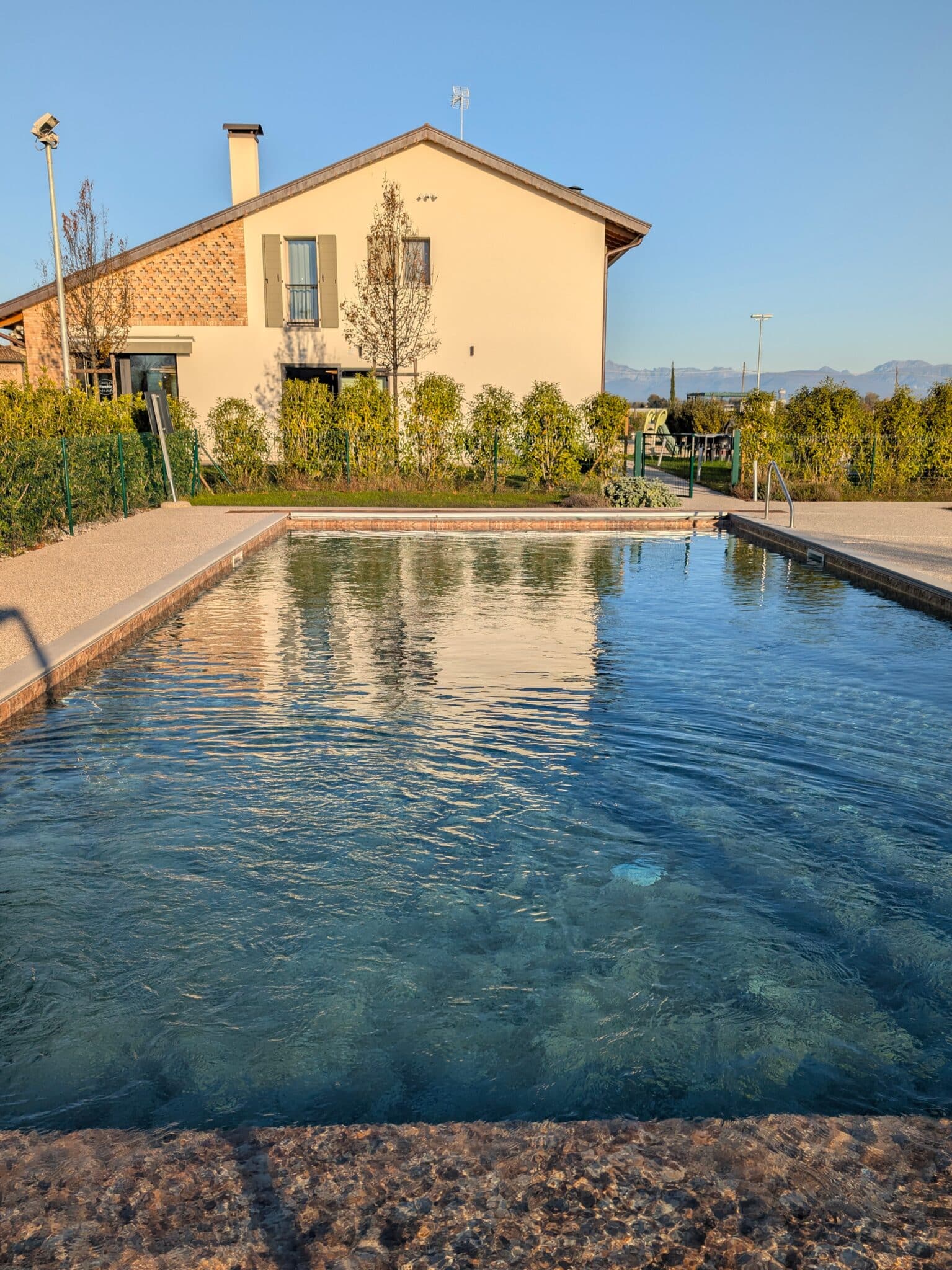 La vista della locanda dalla piscina La vista della locanda dalla piscina