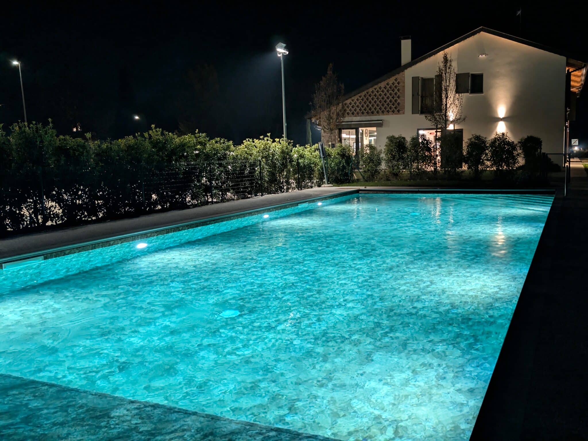 L'illuminazione serale della piscina L'illuminazione serale della piscina