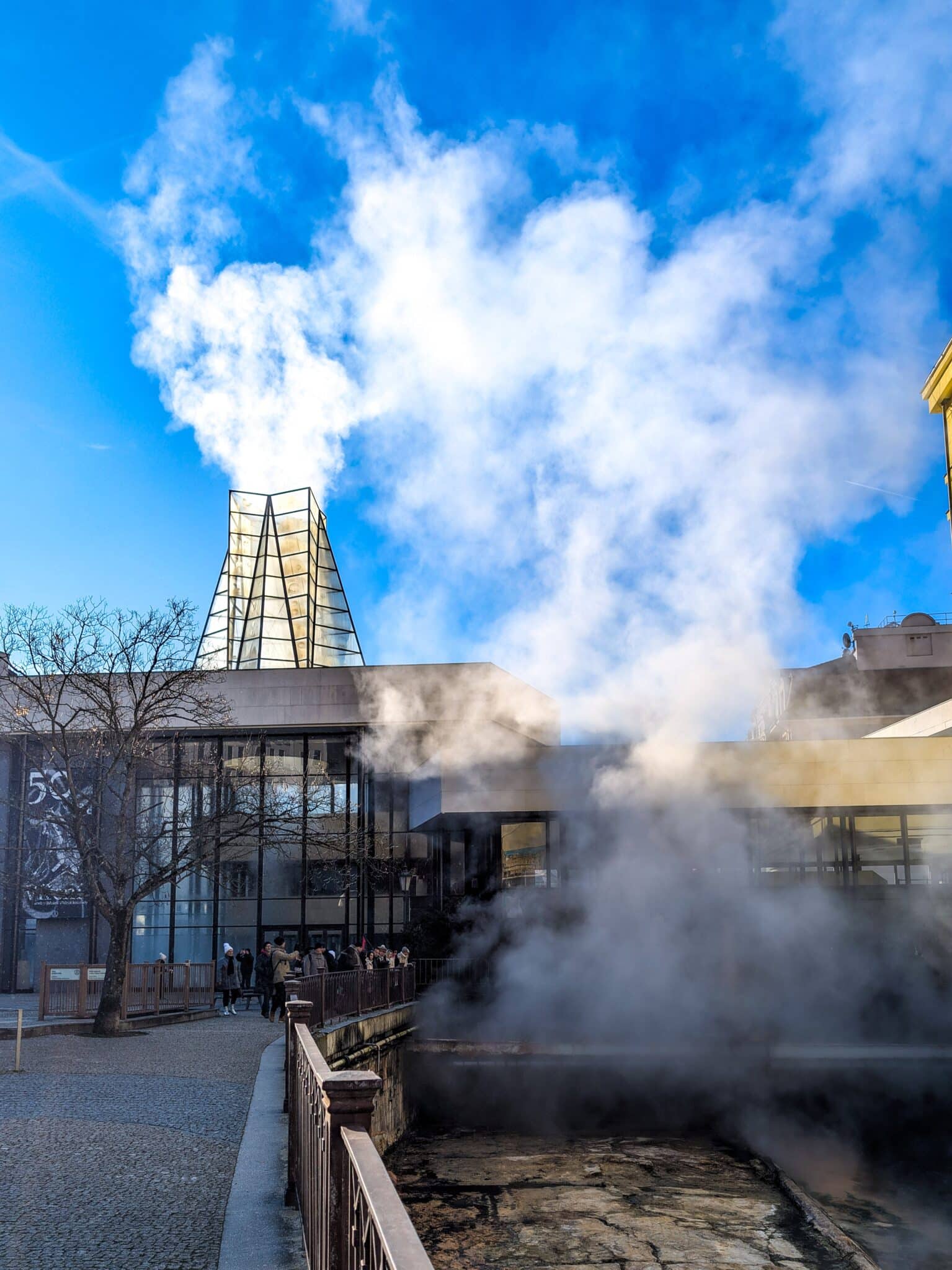 Il geyser Vřídlo visto dall'esterno Il geyser Vřídlo visto dall'esterno