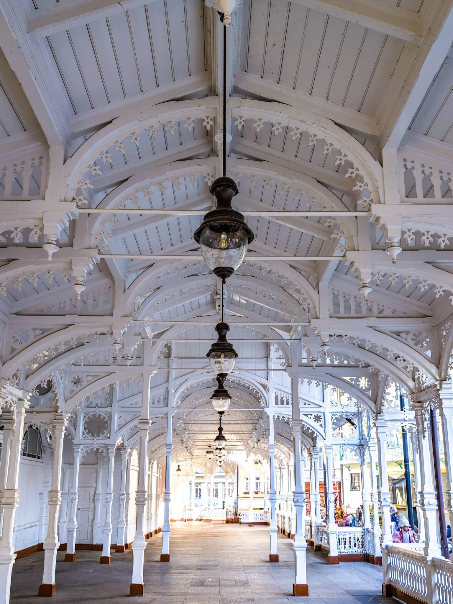 Il prezioso colonnato in legno Il prezioso colonnato in legno