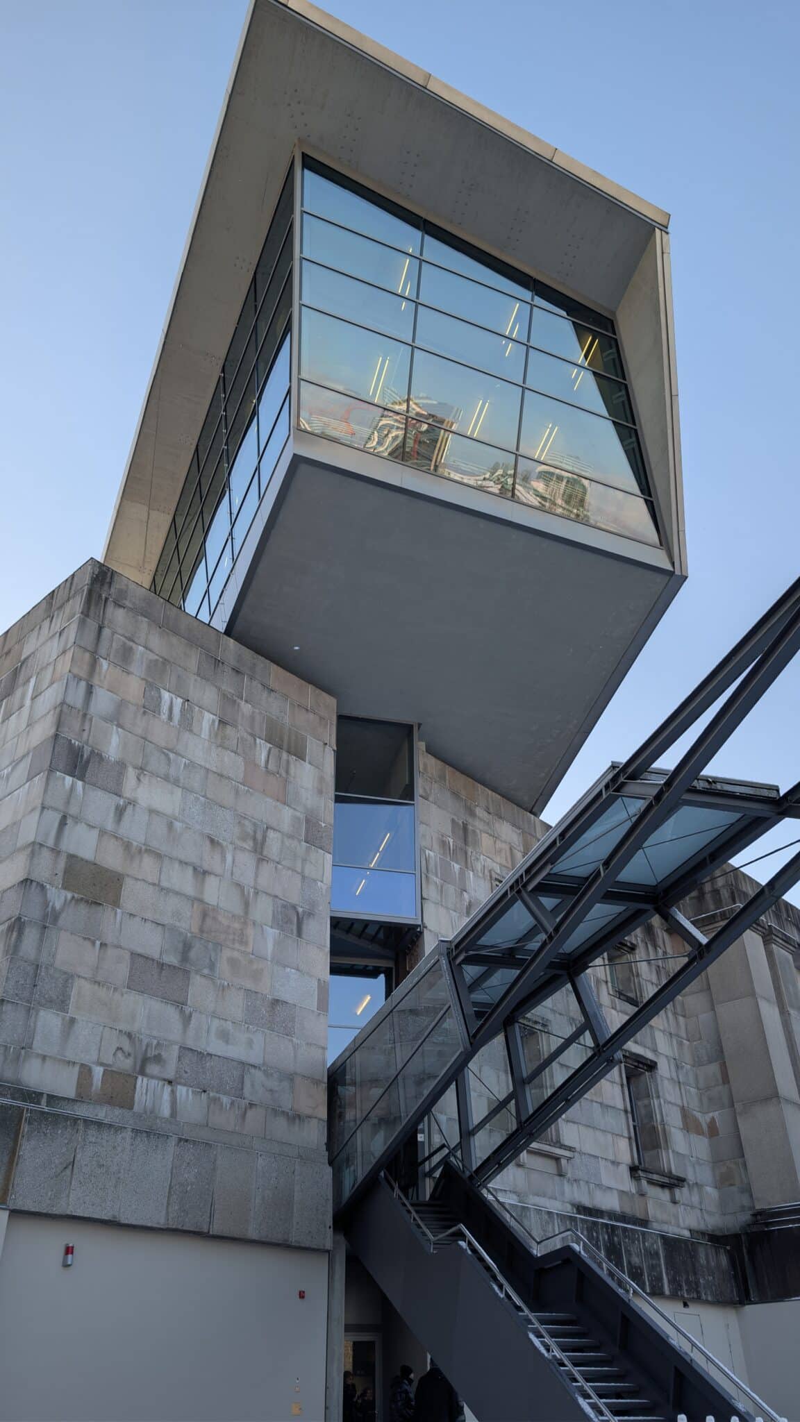 Il taglio di vetro e acciao della struttura del museo Il taglio di vetro e acciao della struttura del museo