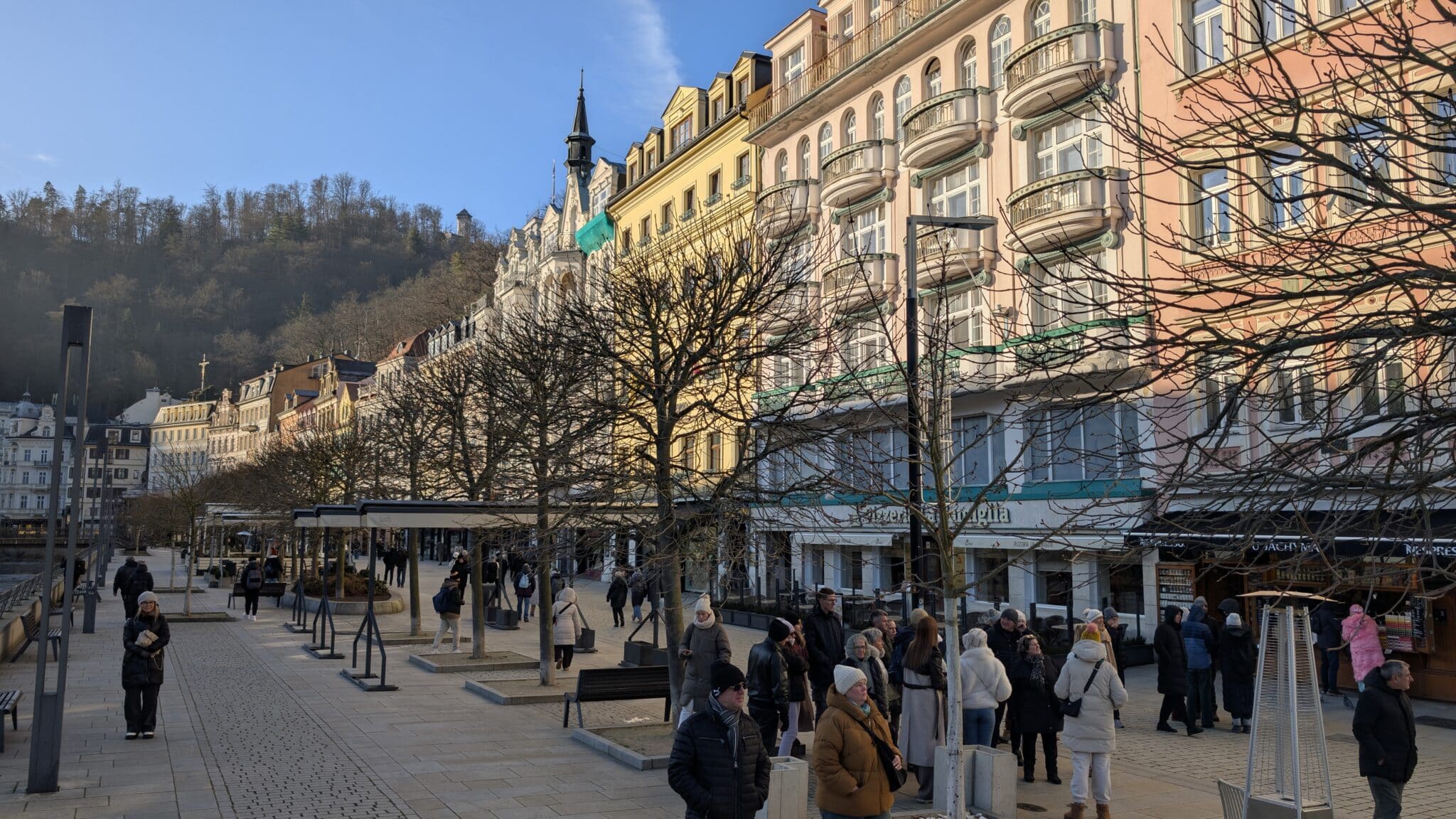 Il centro storico con la passeggiata sul lungofiume Il centro storico con la passeggiata sul lungofiume