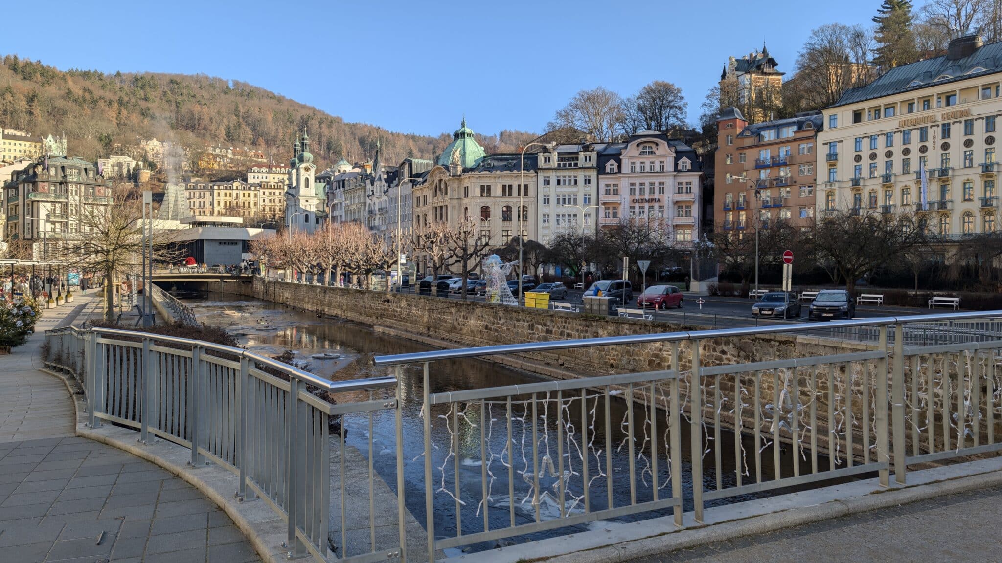 Il centro storico con la passeggiata sul lungofiume Il centro storico con la passeggiata sul lungofiume