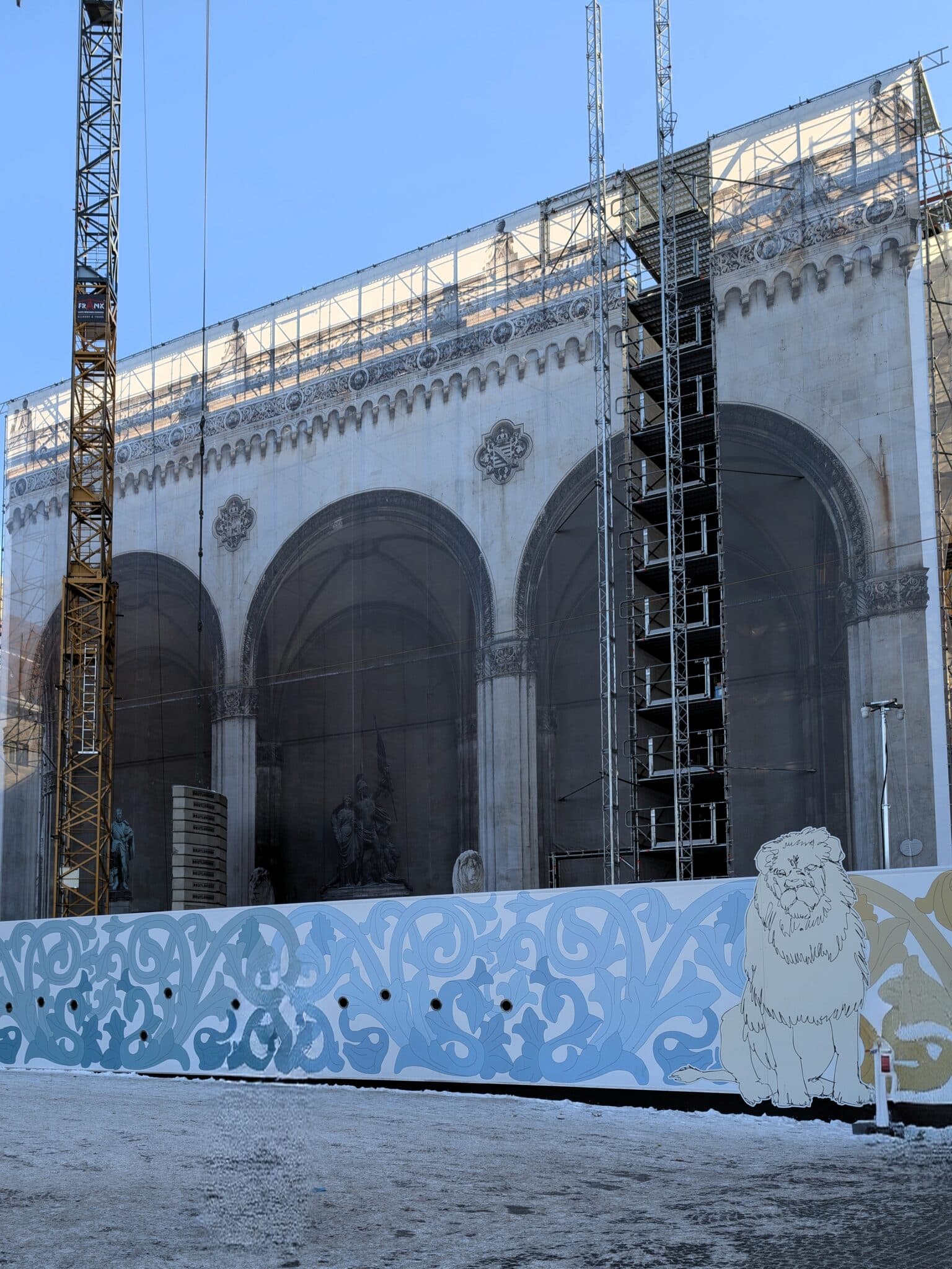 La Feldherrnhalle coperta dai teli del cantiere La Feldherrnhalle coperta dai teli del cantiere