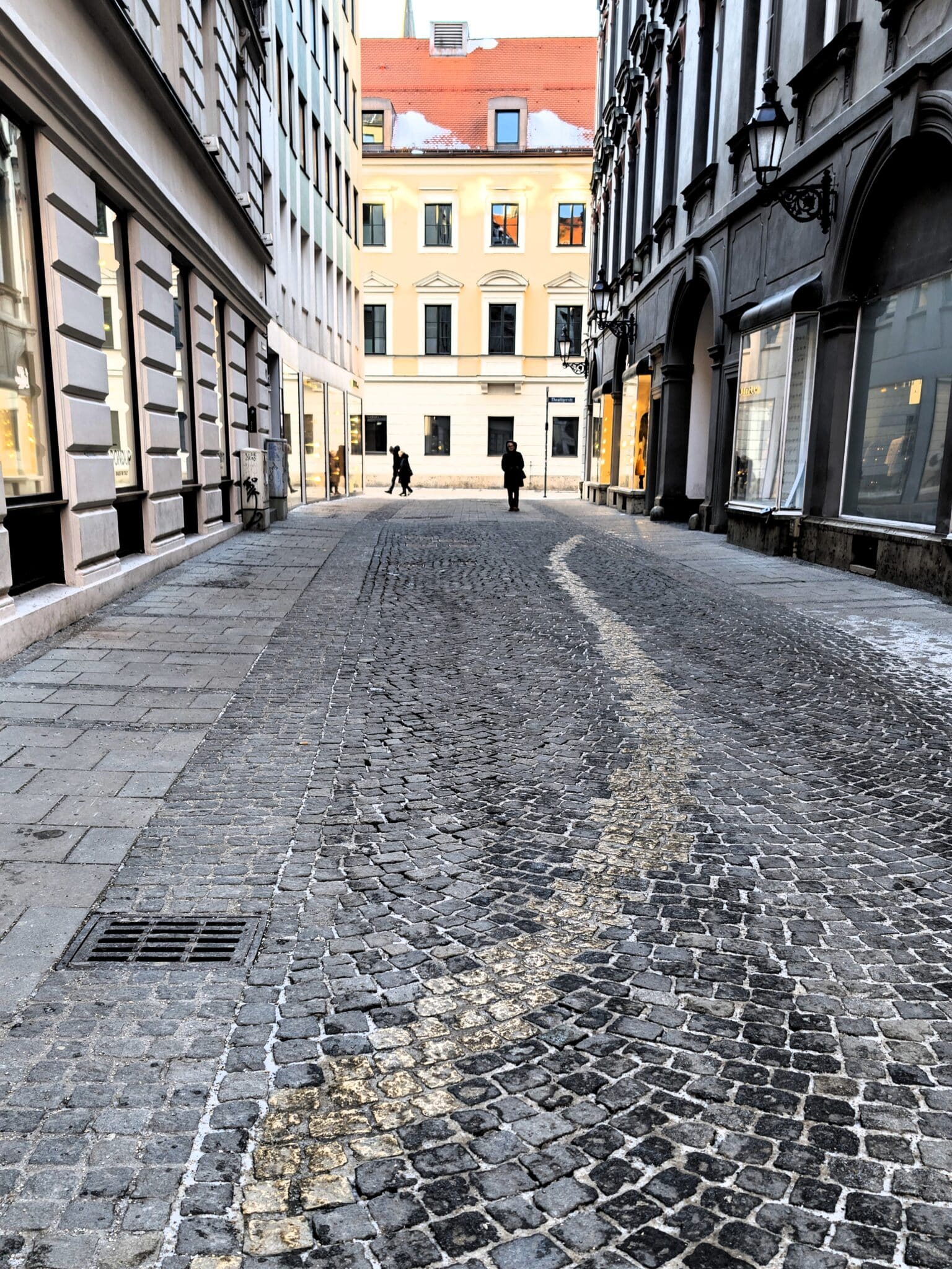 La Vischergasse con la striscia dorata sui sanpietrini La Vischergasse con la striscia dorata sui sanpietrini
