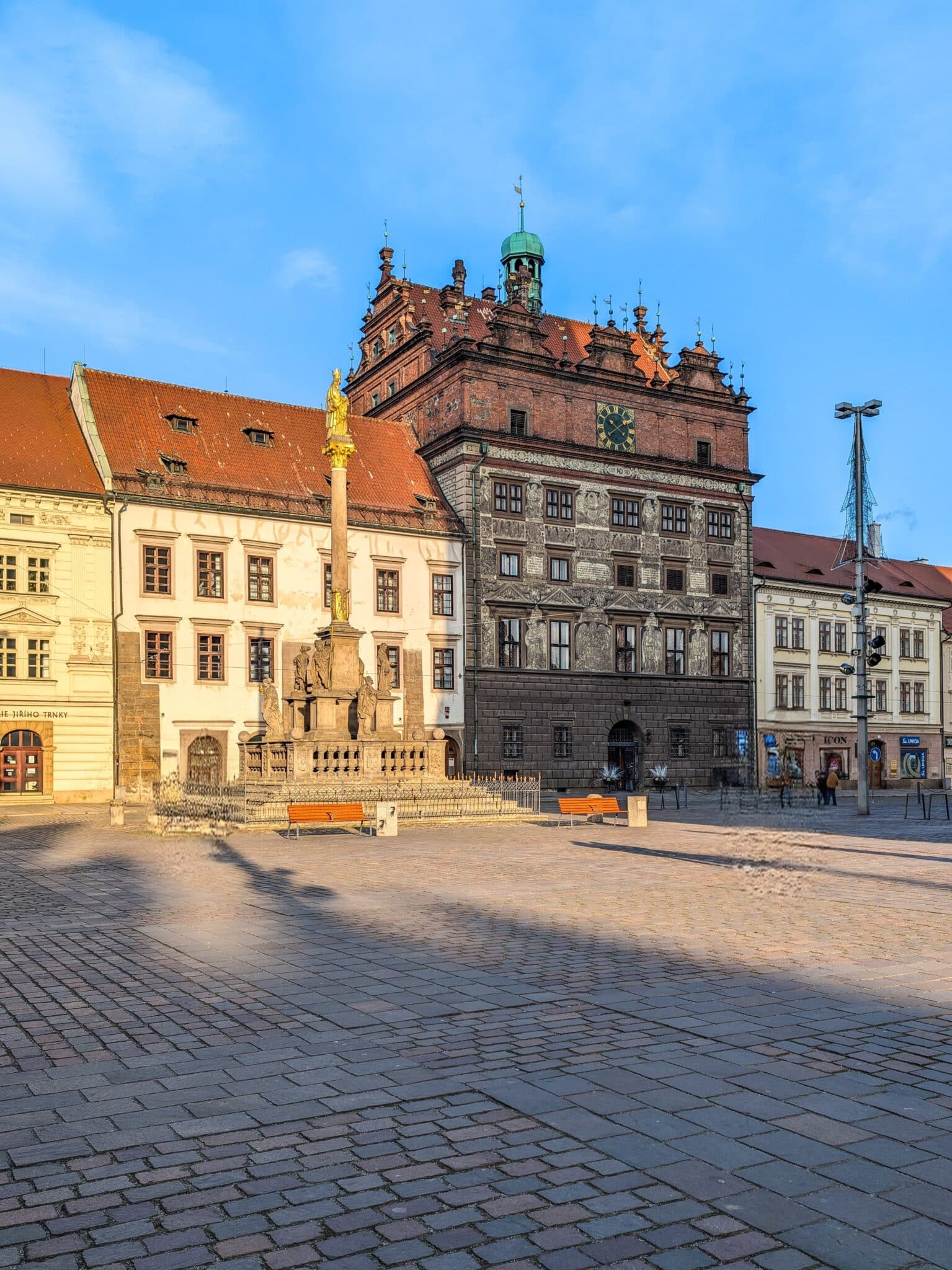 La piazza con il Municipio La piazza con il Municipio