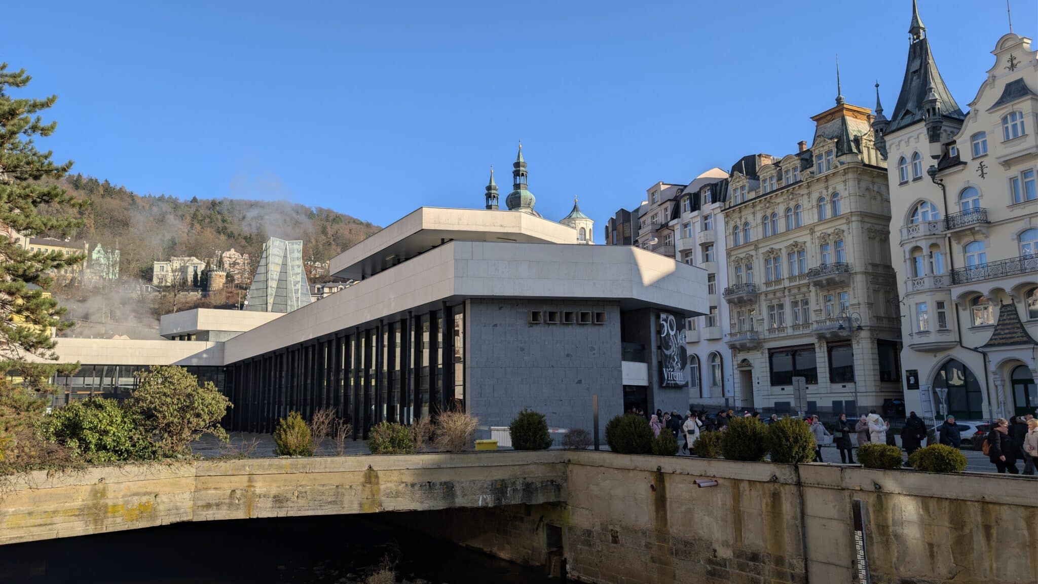 La struttura funzionalista che ospita la Sorgente Calda (Vřídlo) La struttura funzionalista che ospita la Sorgente Calda (Vřídlo)