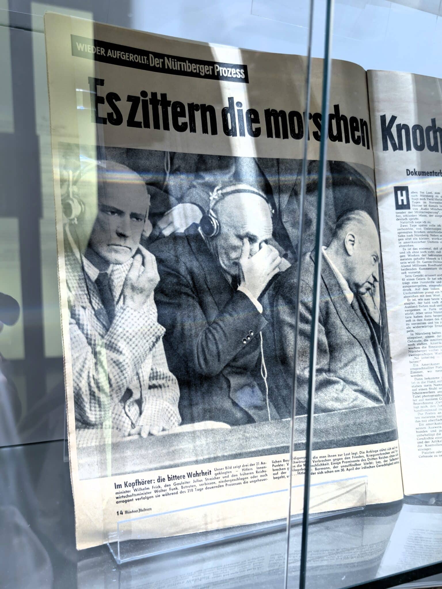 Le bacheche con i giornali dell'epoca Le bacheche con i giornali dell'epoca