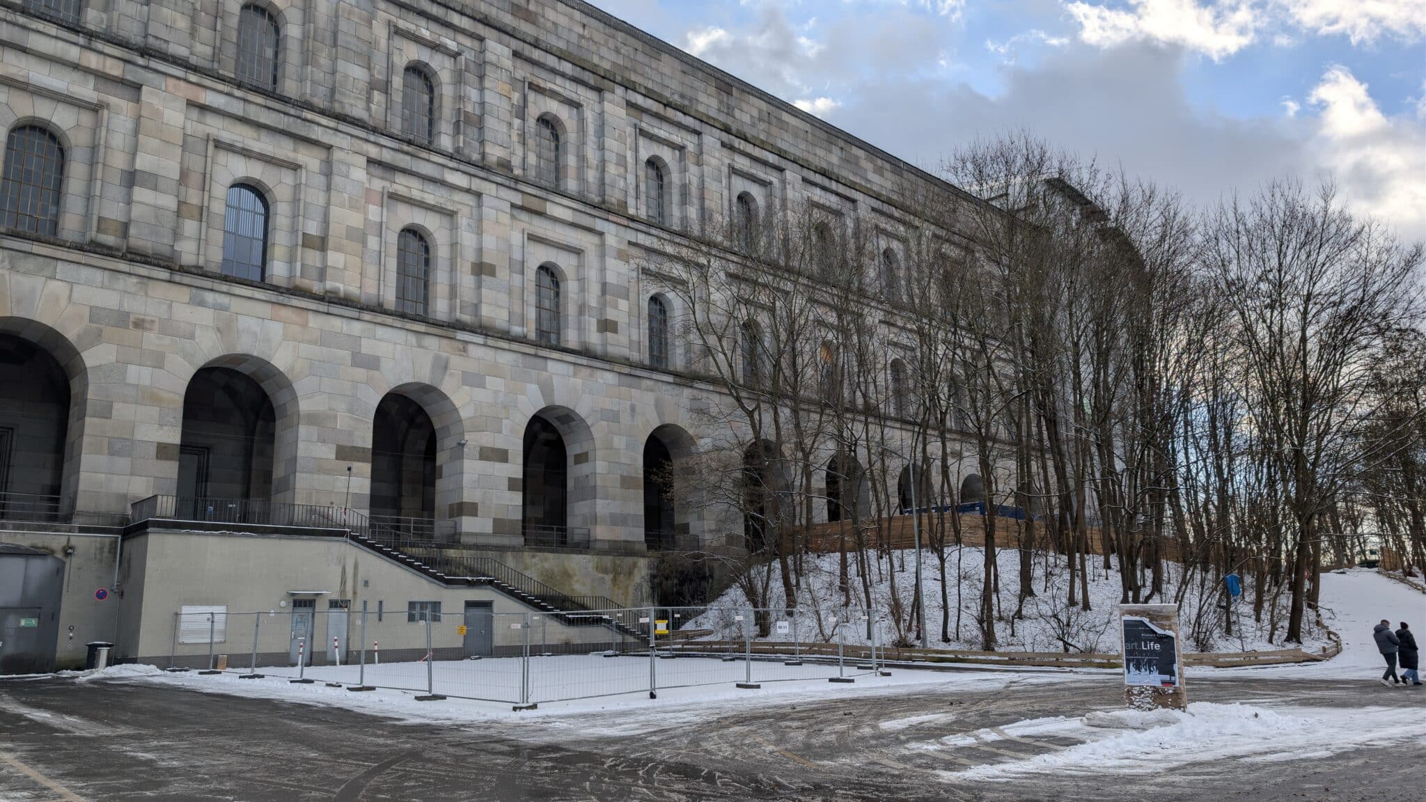 L'esterno della Sala Congressi L'esterno della Sala Congressi