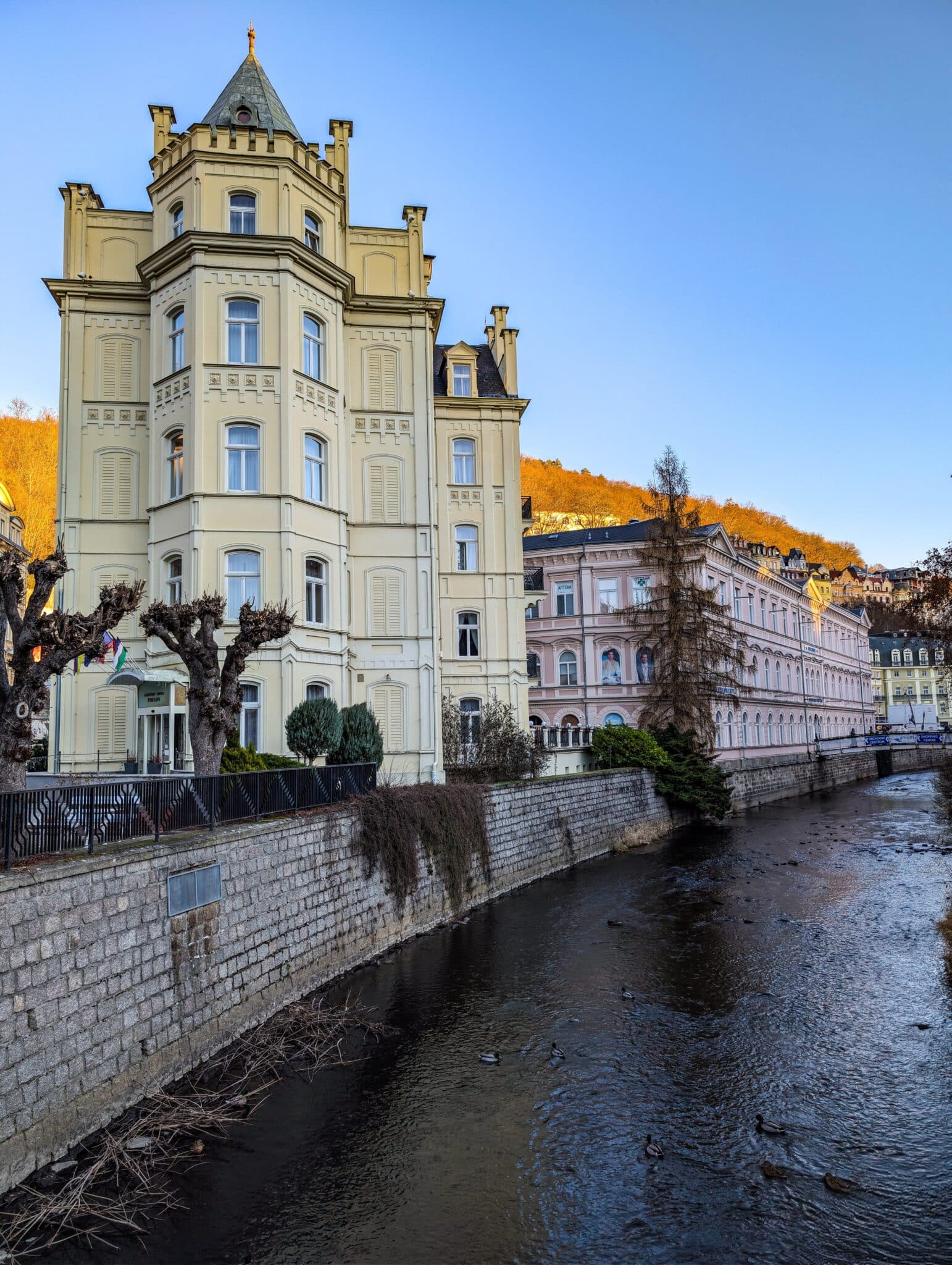 Scorcio del lungofiume Scorcio del lungofiume