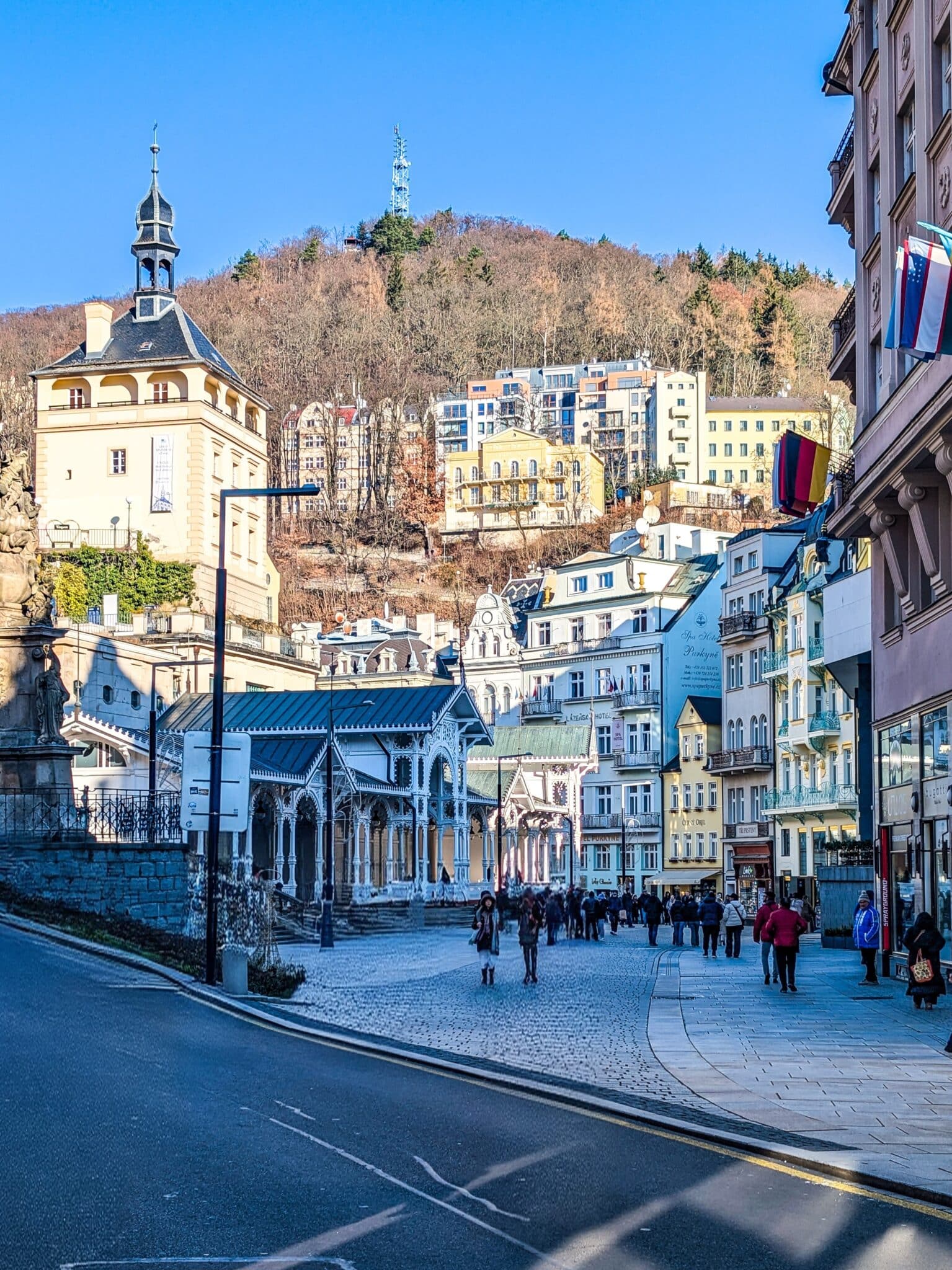 Scorcio della città lungo la passeggiata pedonale 1 Scorcio della città lungo la passeggiata pedonale