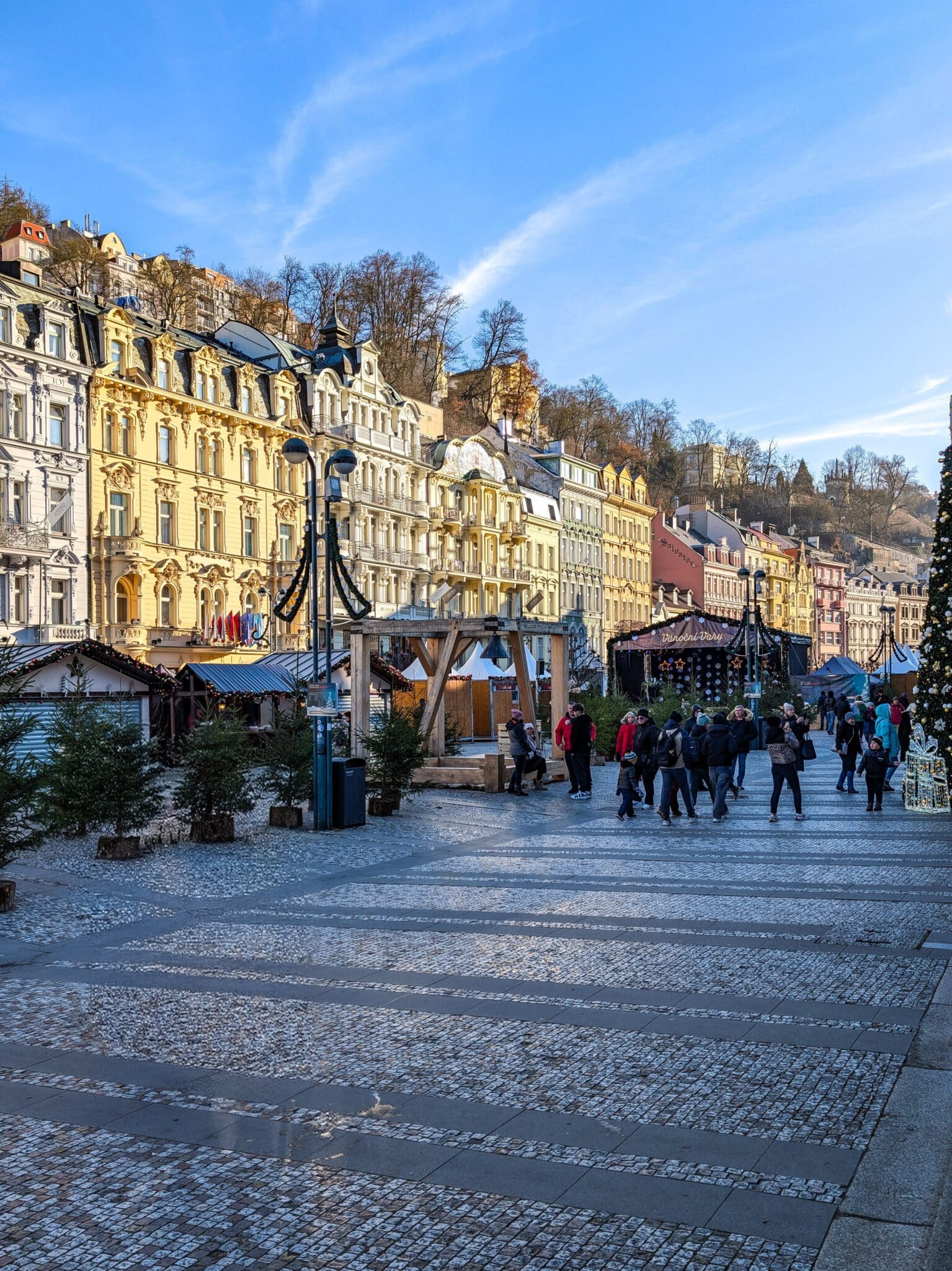 Scorcio della città lungo la passeggiata pedonale 3 Scorcio della città lungo la passeggiata pedonale