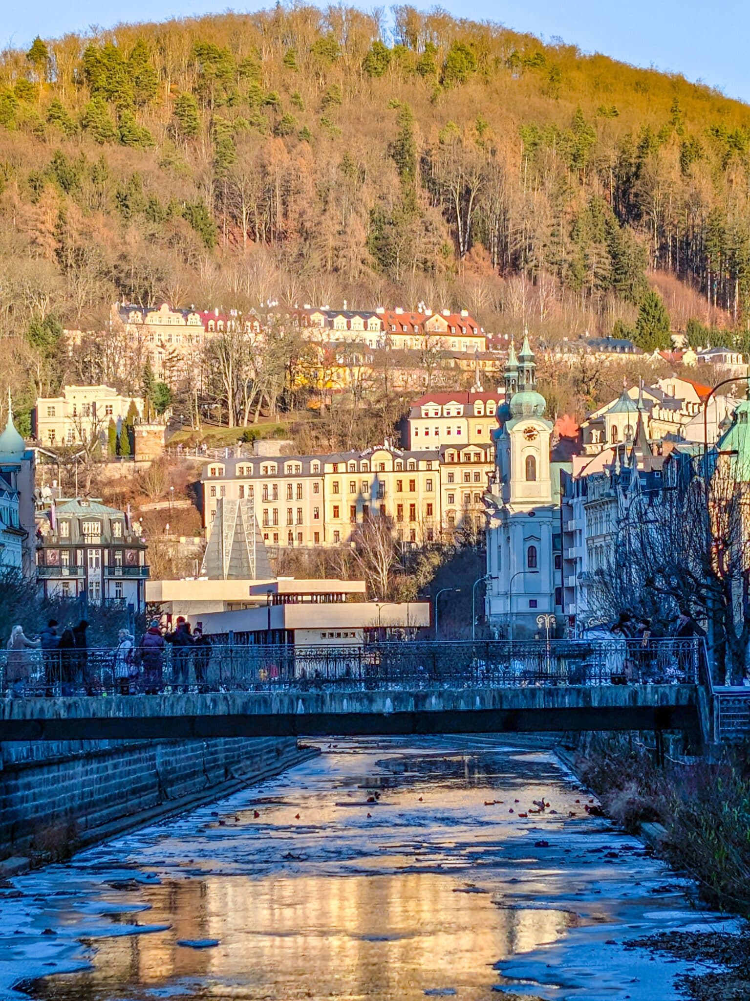 Scorcio della città lungo la passeggiata pedonale Scorcio della città lungo la passeggiata pedonale