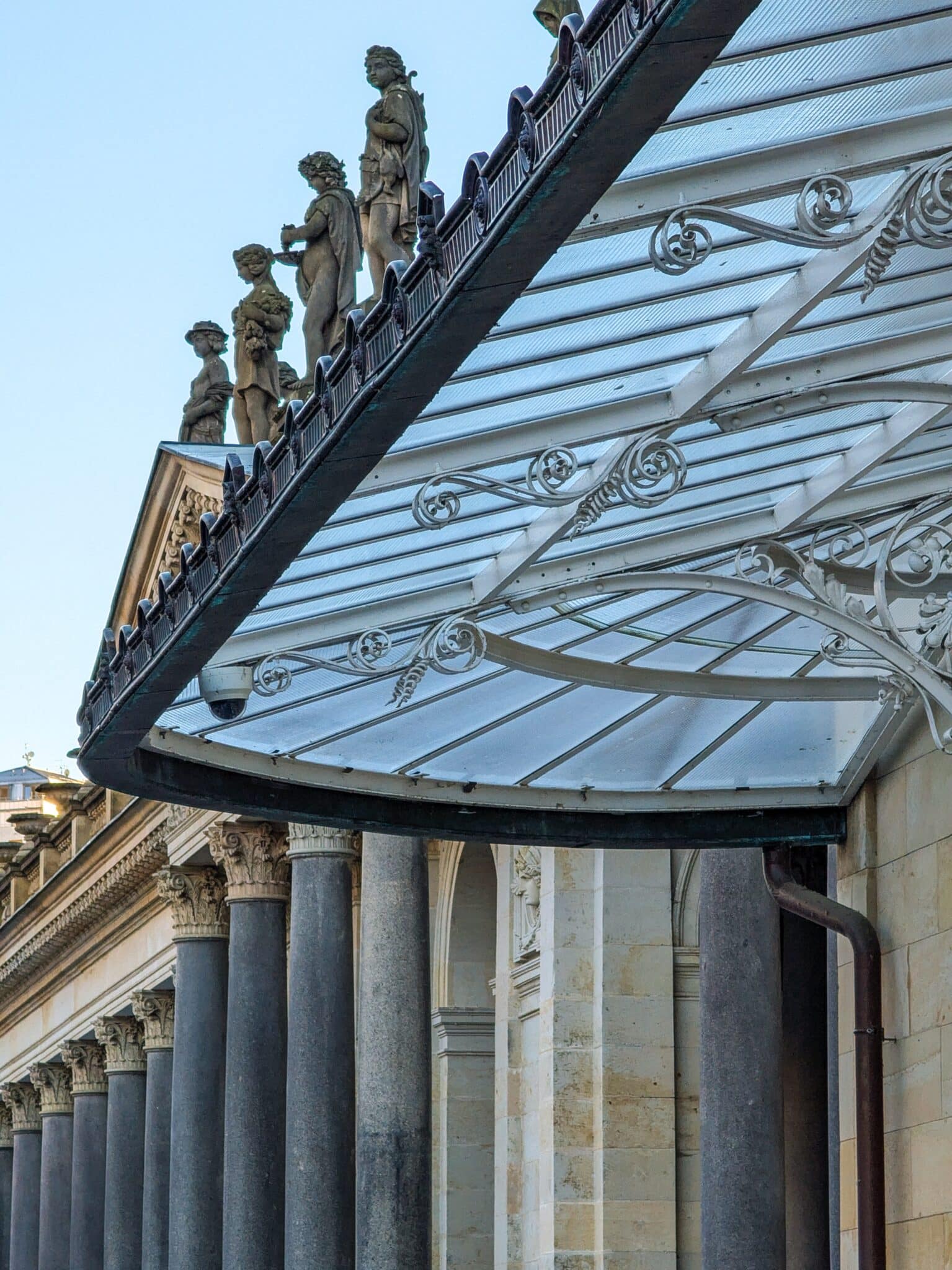 Un dettaglio del colonnato Un dettaglio del colonnato