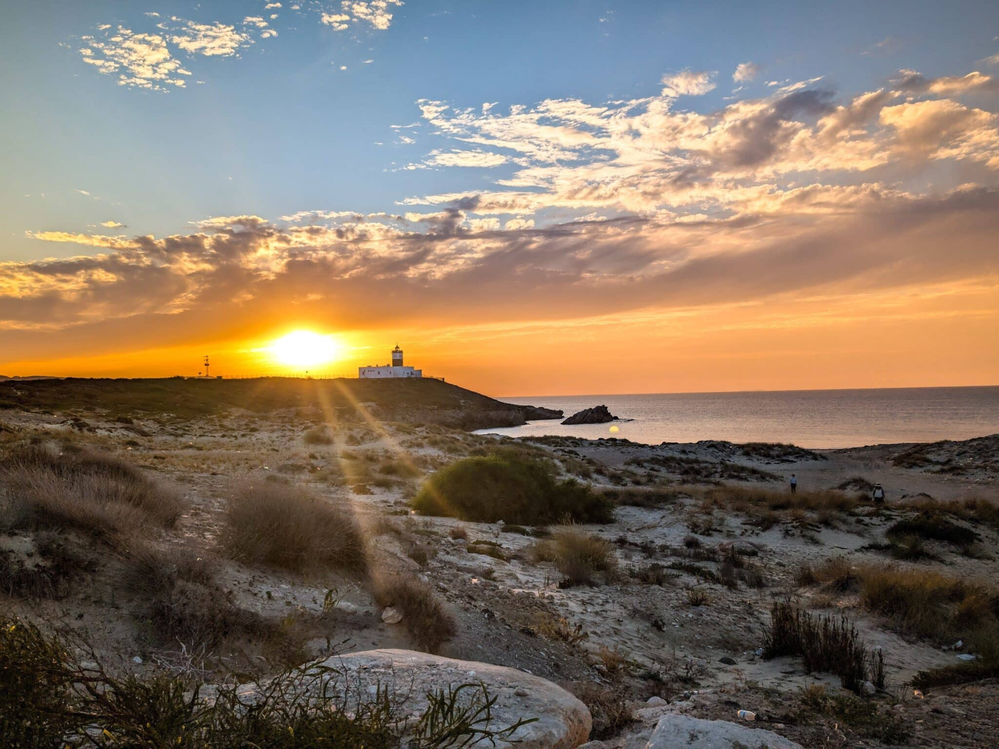 Il panorama con il faro di Cap Angel al tramonto Il panorama con il faro di Cap Angel al tramonto