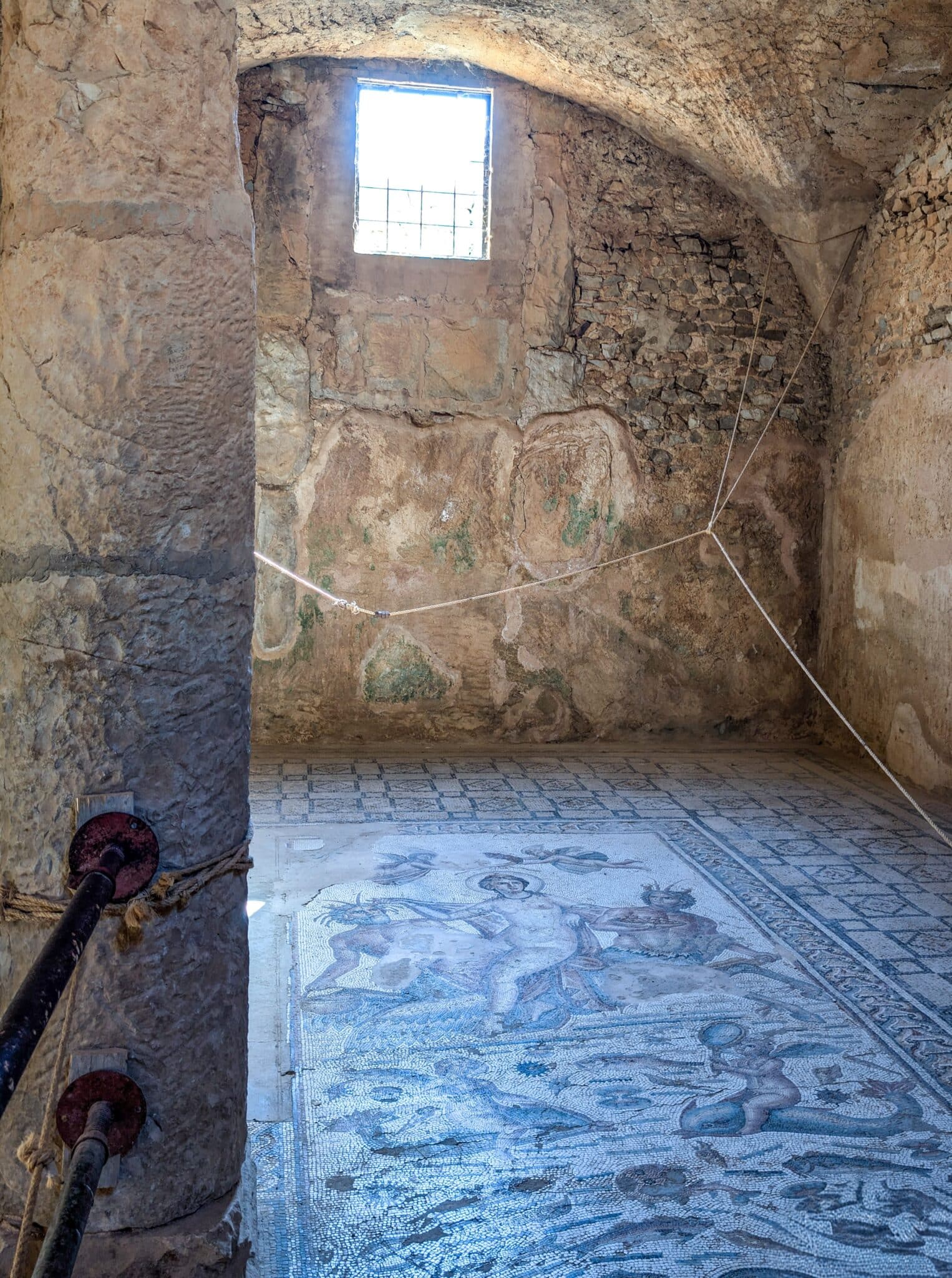 L'interno di una casa con mosaici L'interno di una casa con mosaici