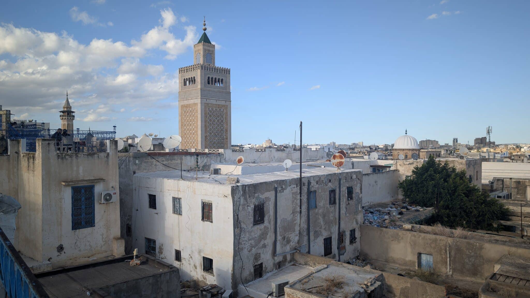 Vista sul minareto della moschea dalle terrazze di Tunisi Vista sul minareto della moschea dalle terrazze di Tunisi