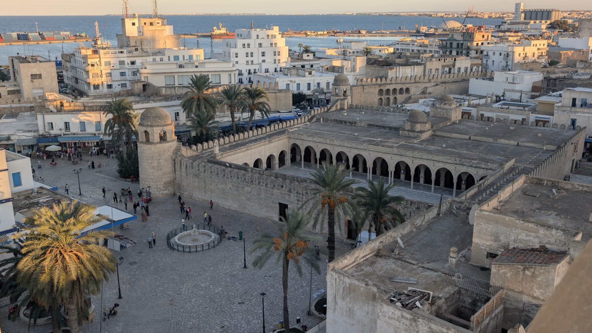 Vista sulla moschea dalla torre del Ribat Vista sulla moschea dalla torre del Ribat