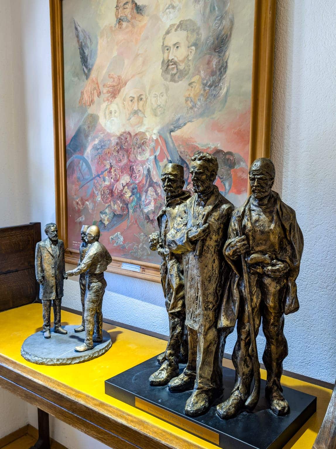 Alcune delle tante opere d'arte esposte nel complesso della Lega di Prizren Alcune delle tante opere d'arte esposte nel complesso della Lega di Prizren