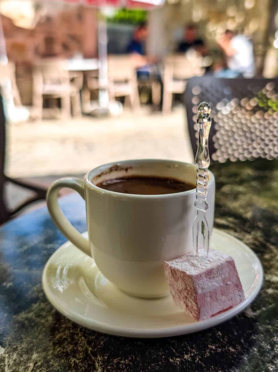 Caffè turco e lokum da Çajtore Menta Caffè turco e lokum da Çajtore Menta