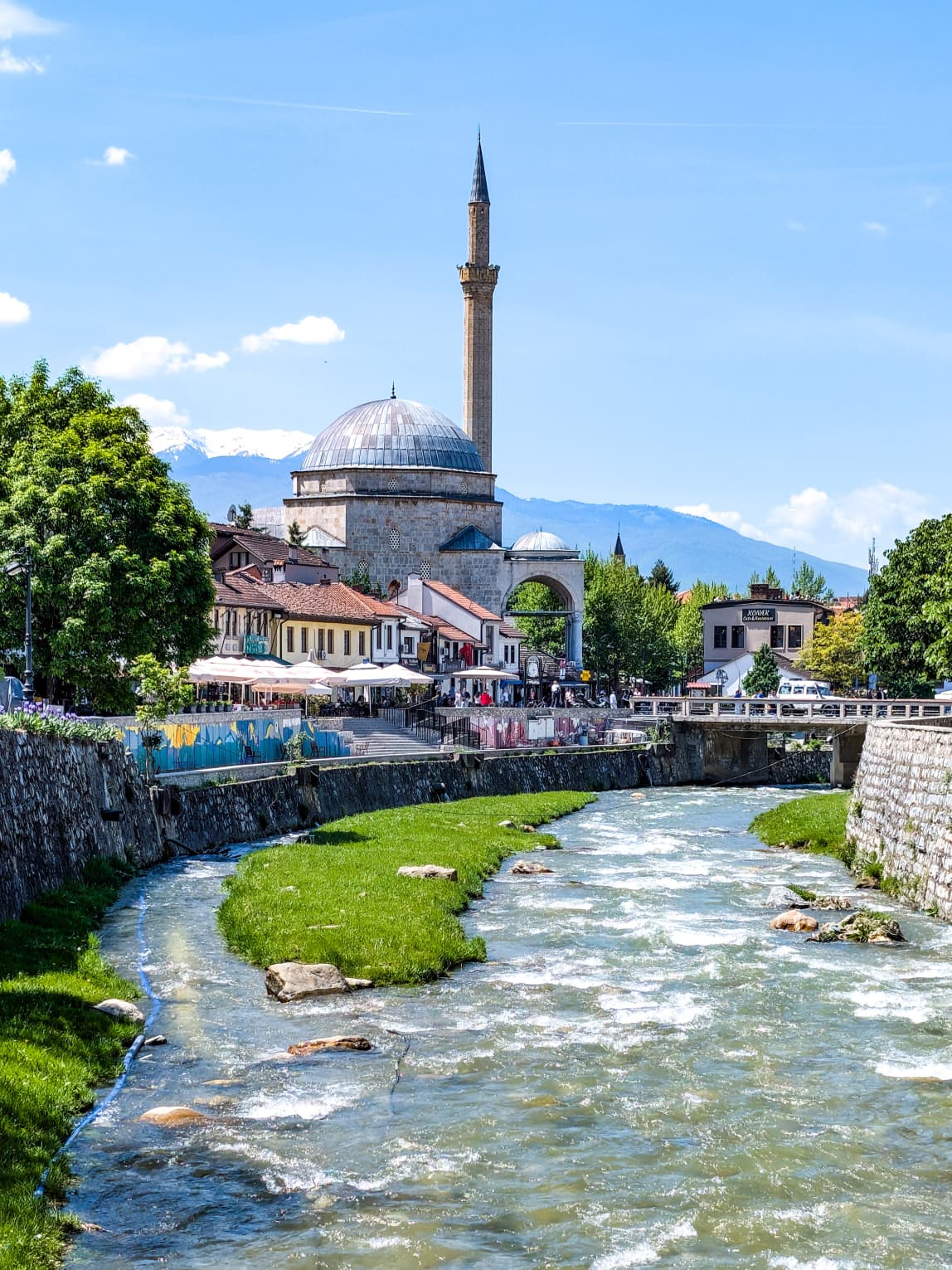 Il Lungofiume con la Moschea Sinan Pasha Il Lungofiume con la Moschea Sinan Pasha