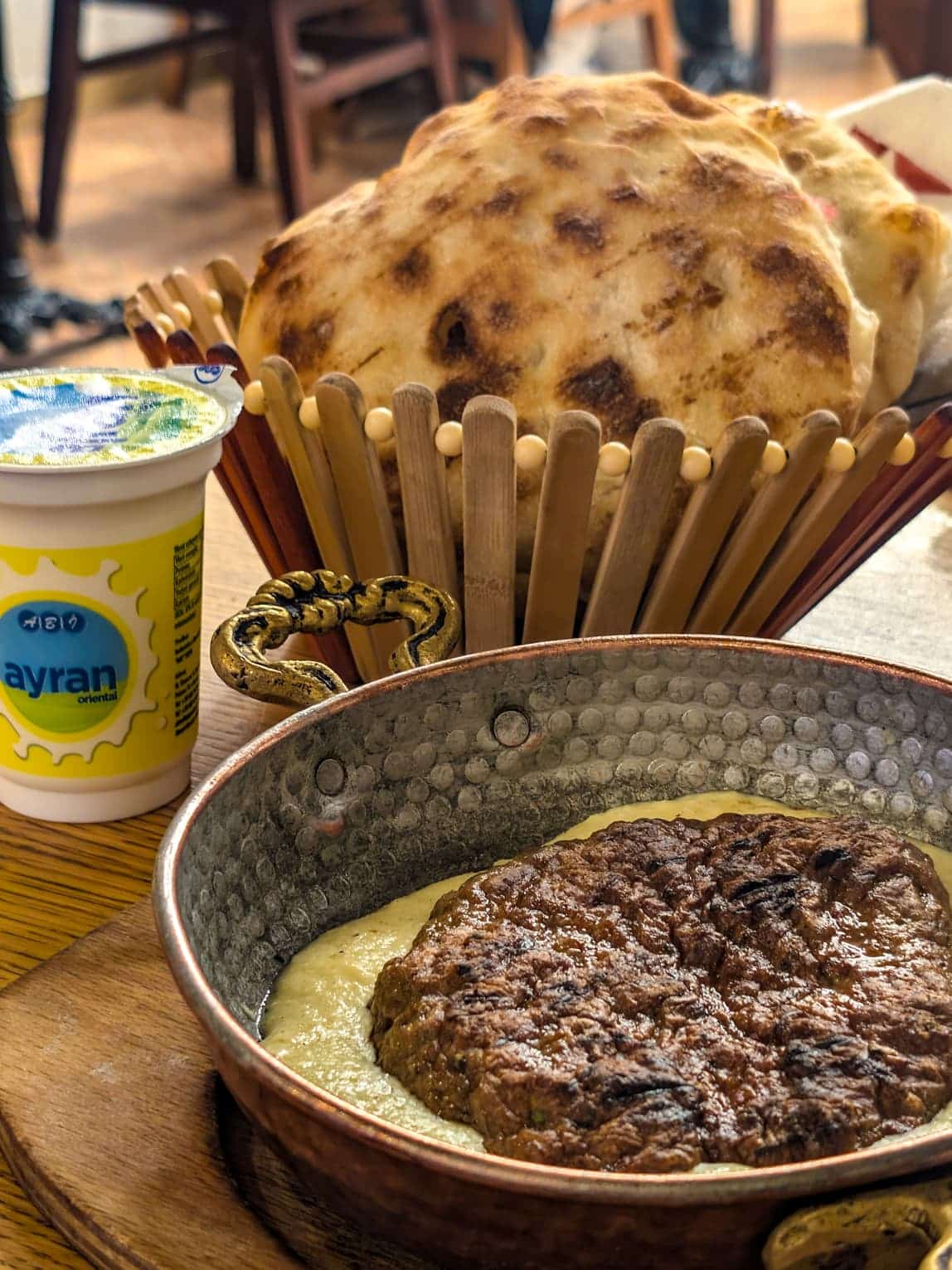 Pleskavica con il kaimak Pleskavica con il kaimak