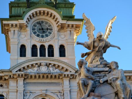 La “scontrosa grazia” di Trieste in 7 itinerari che svelano i diversi volti della città del vento