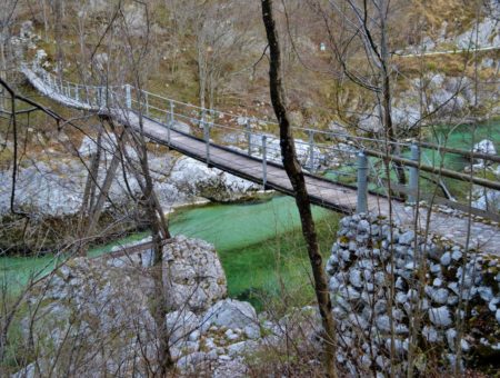 Passeggiata lungo l’Isonzo nei pressi di Caporetto tra cascate e ponti sospesi