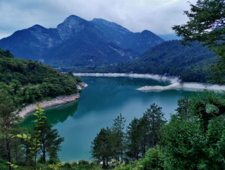 Scoprire la Val Tramontina: dalle pozze smeraldine celebrate dal Guardian ai fantasmi del lago di Redona