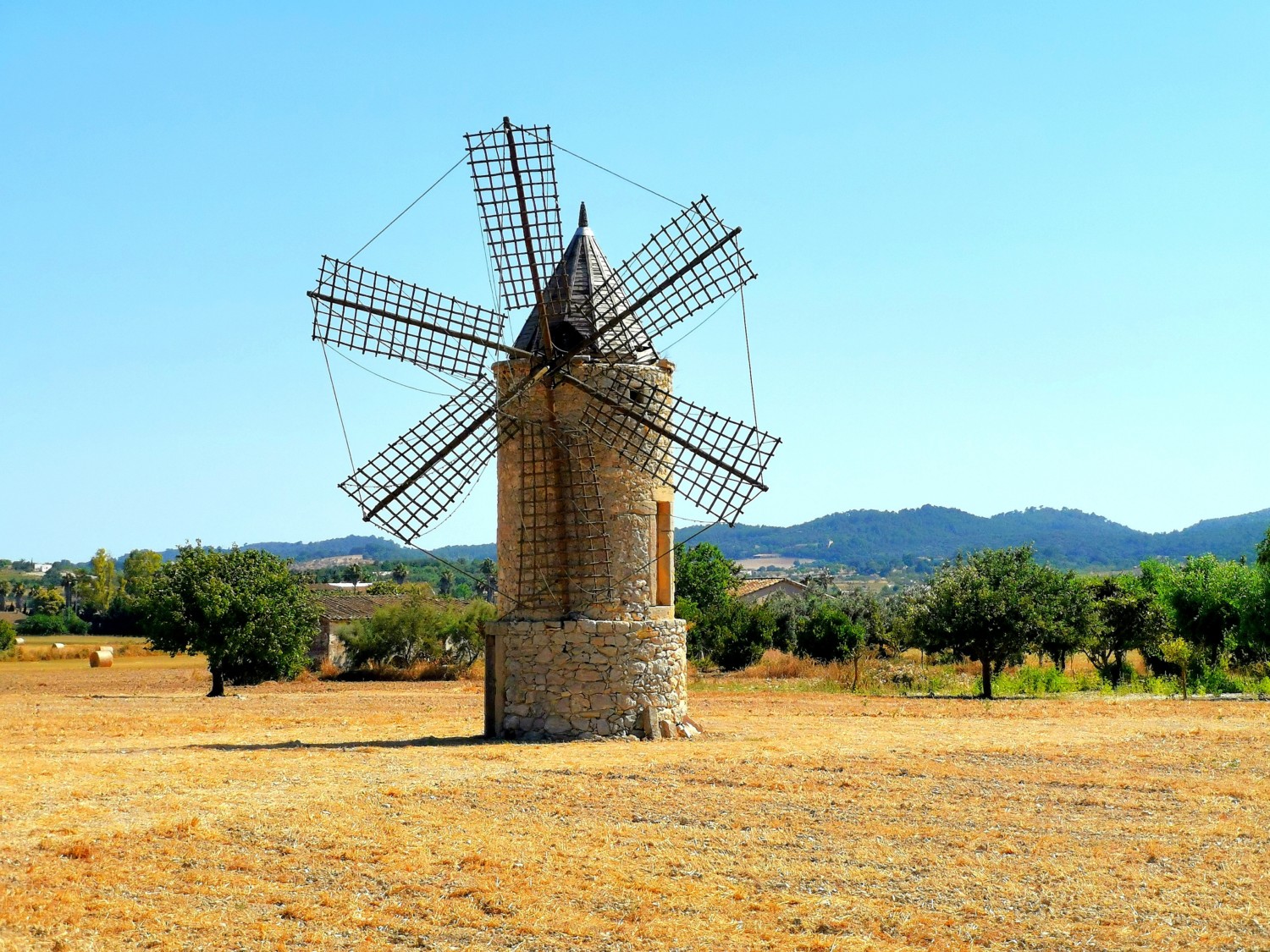 Uno degli antichi mulini disseminati nella pianura all'interno dell'isola