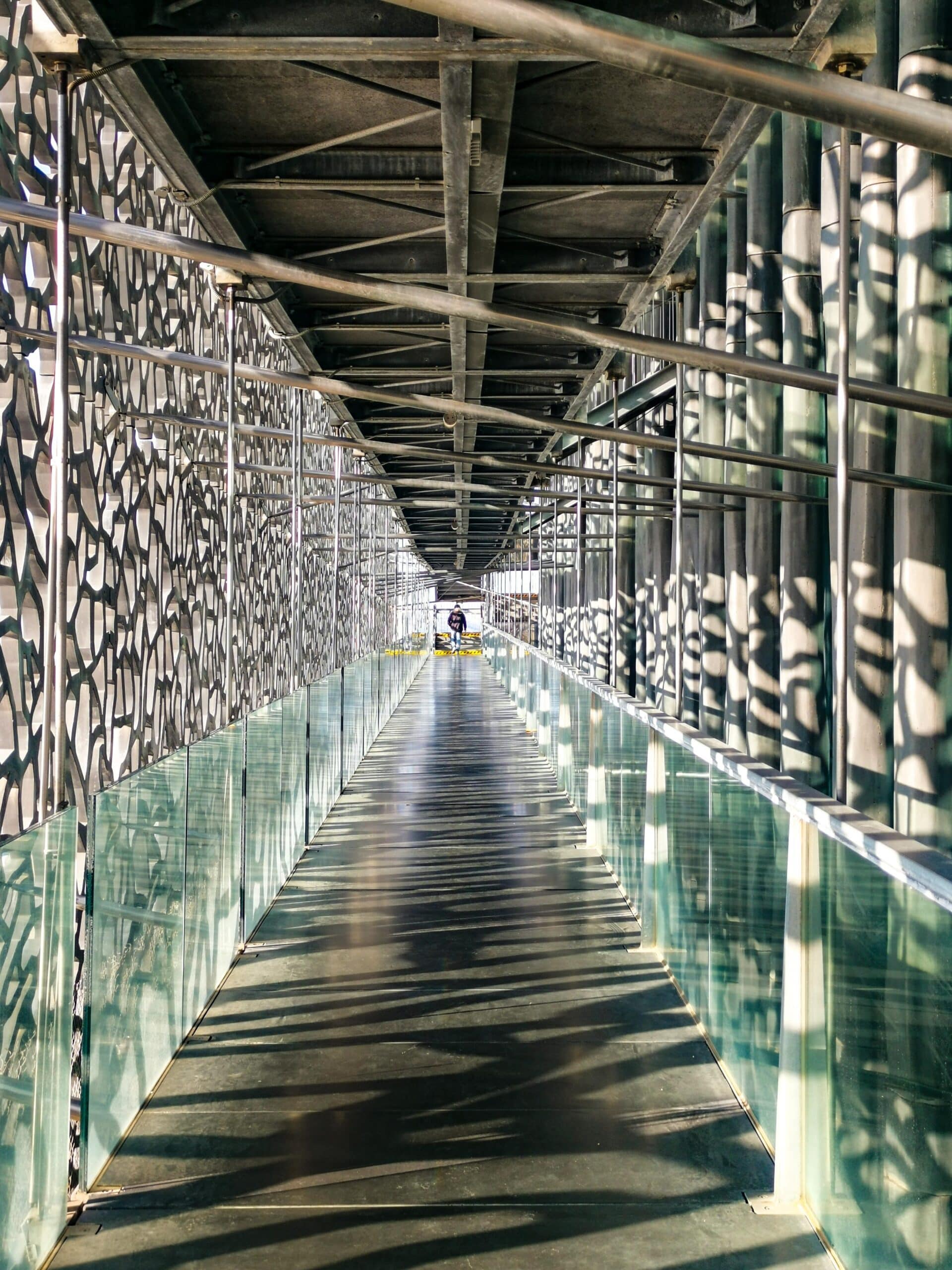 Nelle gallerie esterne del Mucem