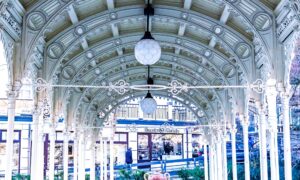 Scoprire Karlovy Vary: eleganza senza tempo e fascino rétro nel cuore della Boemia