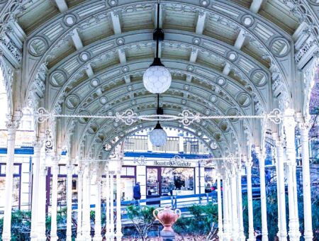 Scoprire Karlovy Vary: eleganza senza tempo e fascino rétro nel cuore della Boemia