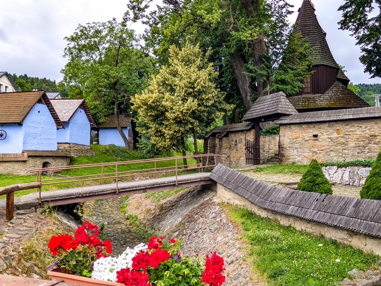 Il paesaggio tipico all'esterno della Chiesa di Hervatov