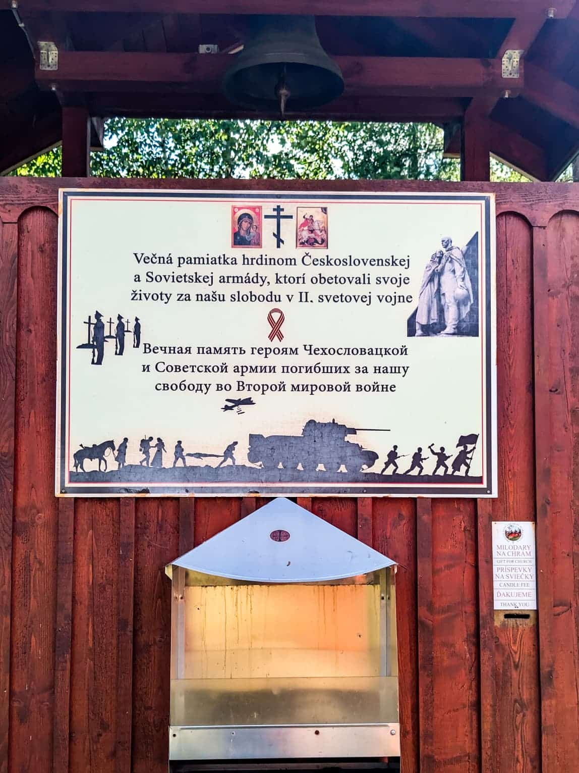 Pannello che commemora i soldati caduti