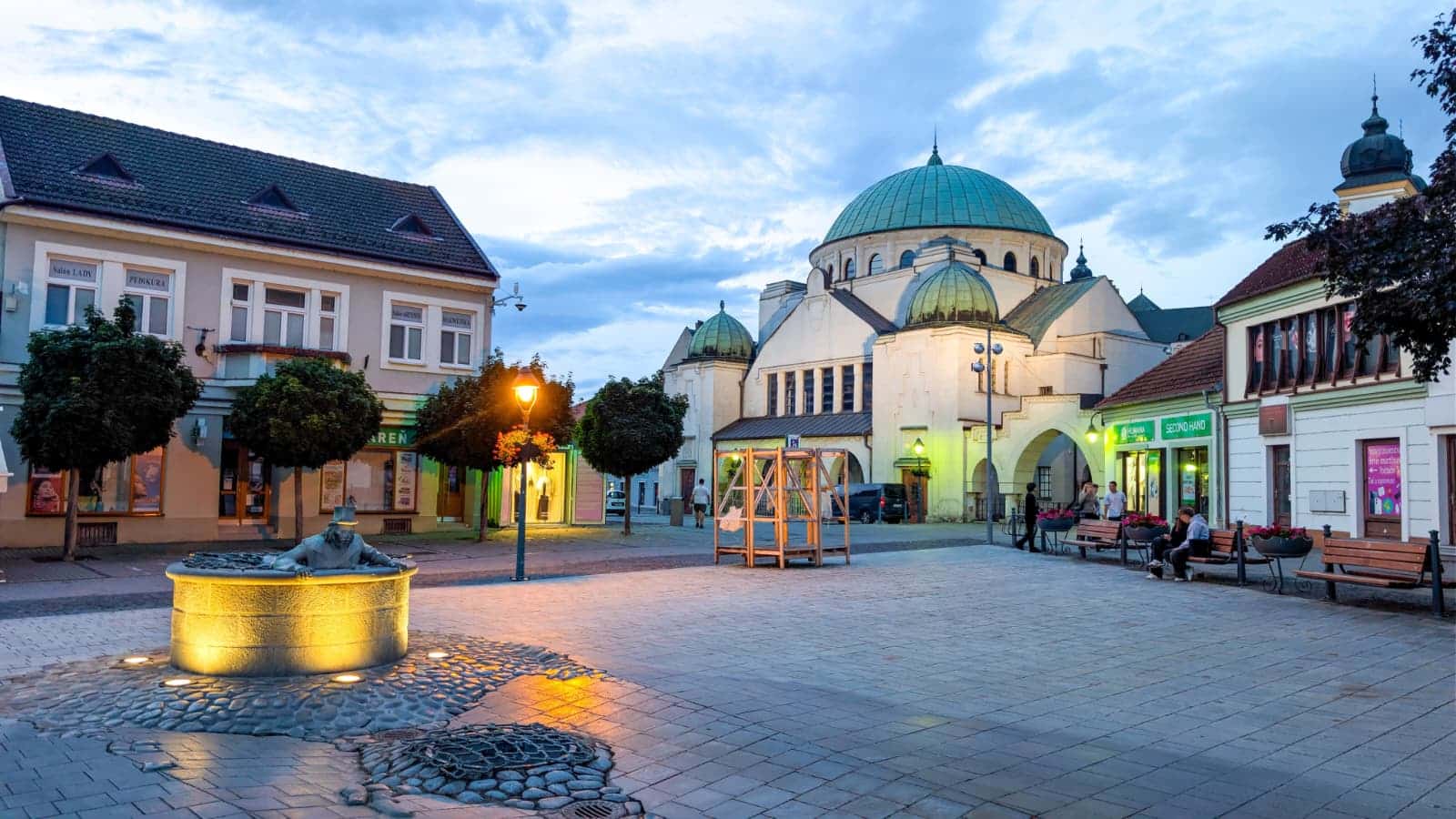 La piazza con la sinagoga di Trenčín La piazza con la sinagoga di Trenčín
