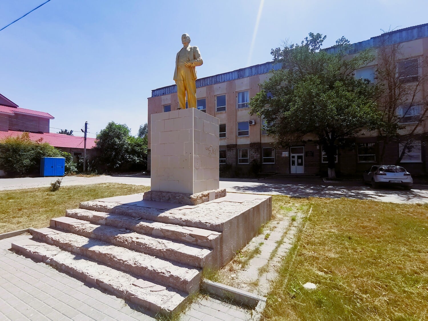 La piazza del Municipio con la statua del Lenin dorato