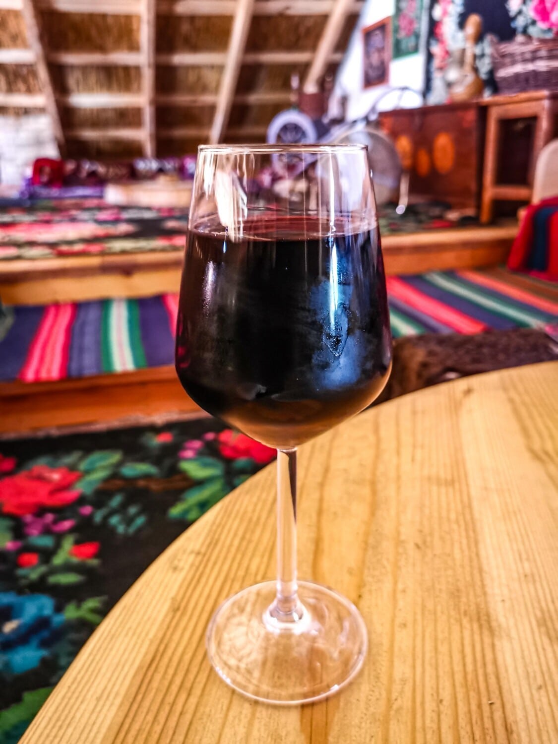 Un bicchiere di rosso locale da Gagauz Sofrası